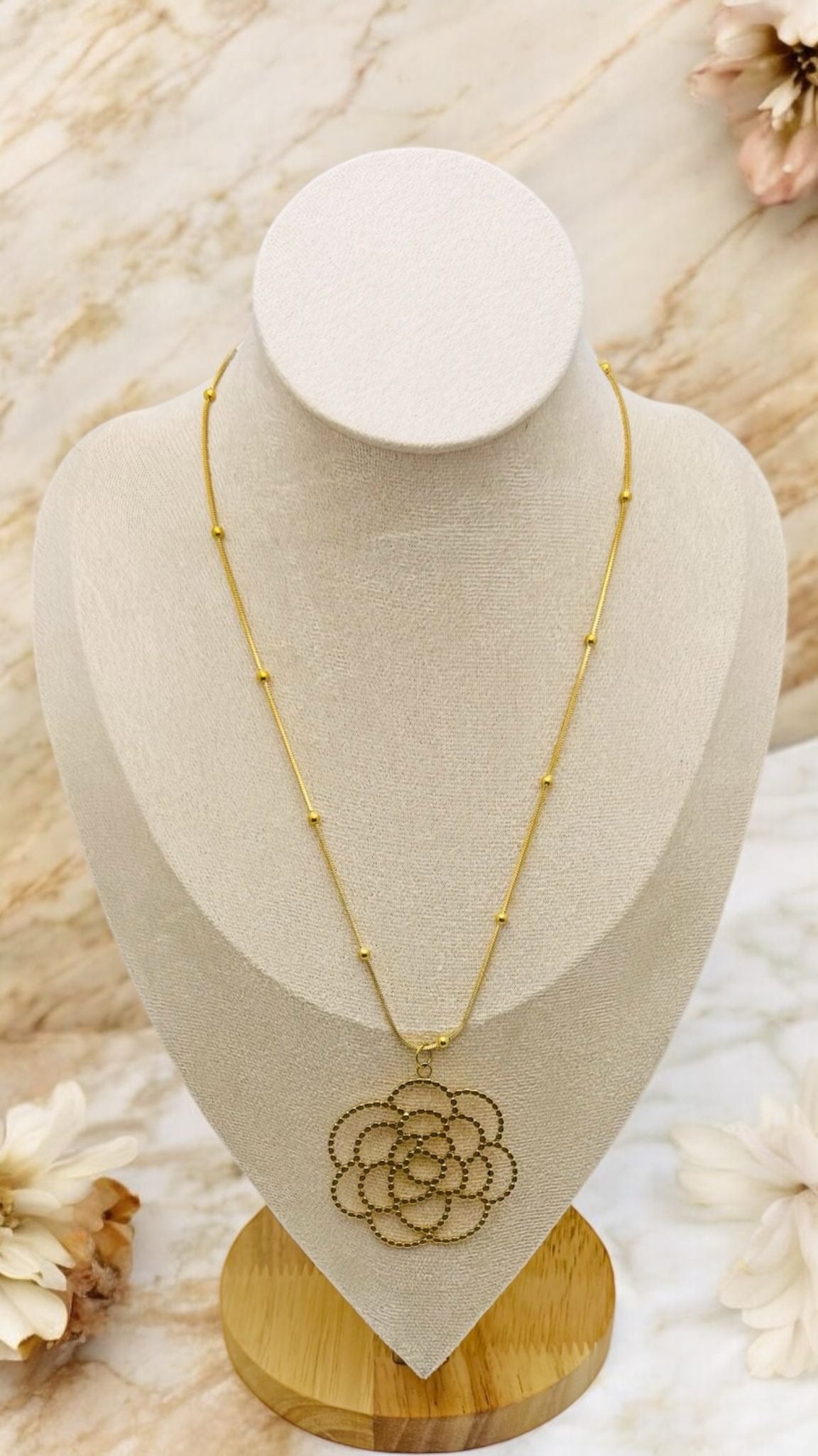 Collier Catane ajustable en acier inoxydable doré.