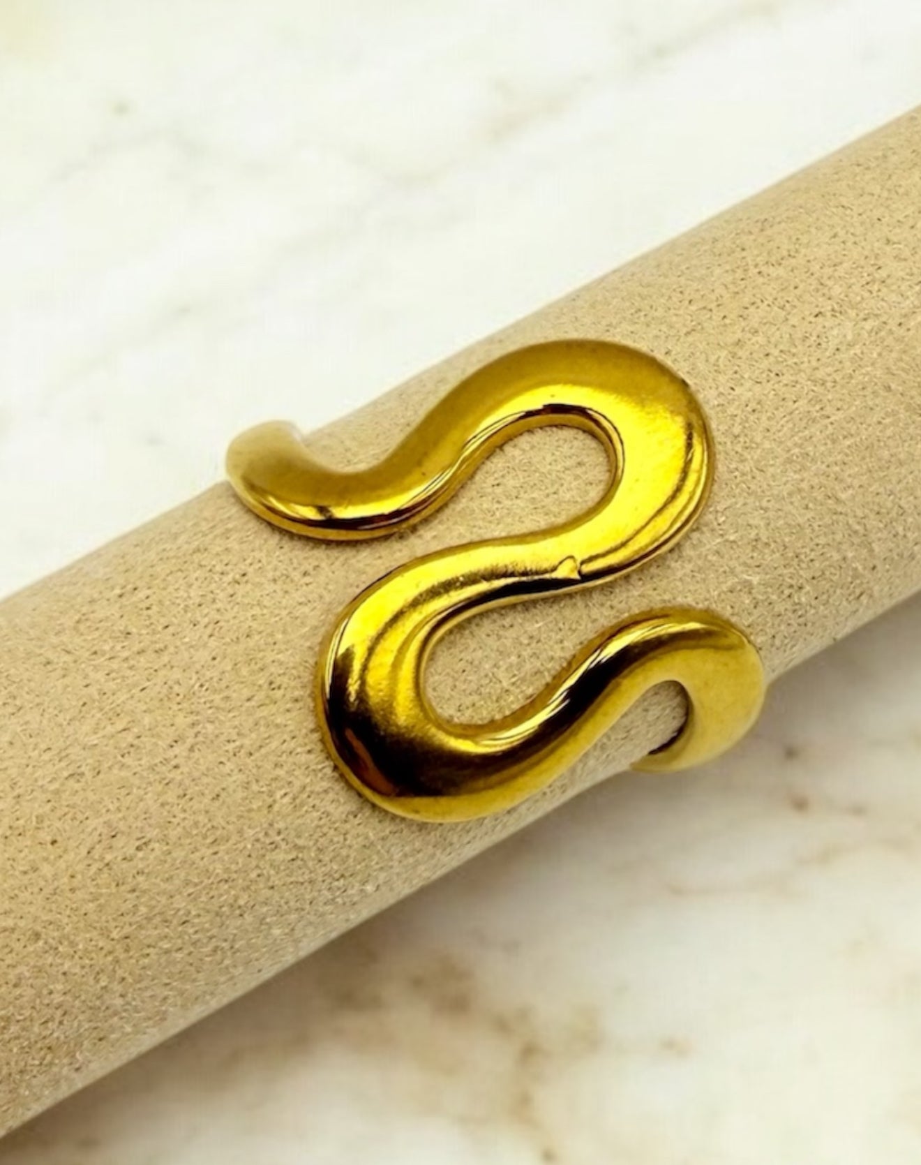 Bague Fort de France ajustable en acier inoxydable doré.