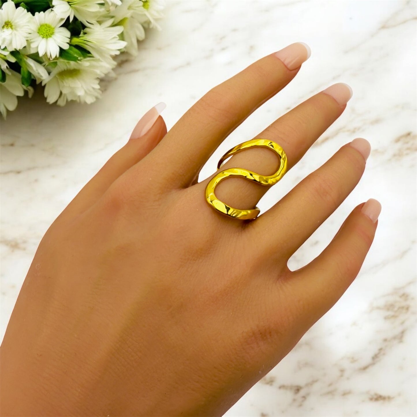 Bague Oman ajustable en acier inoxydable doré.
