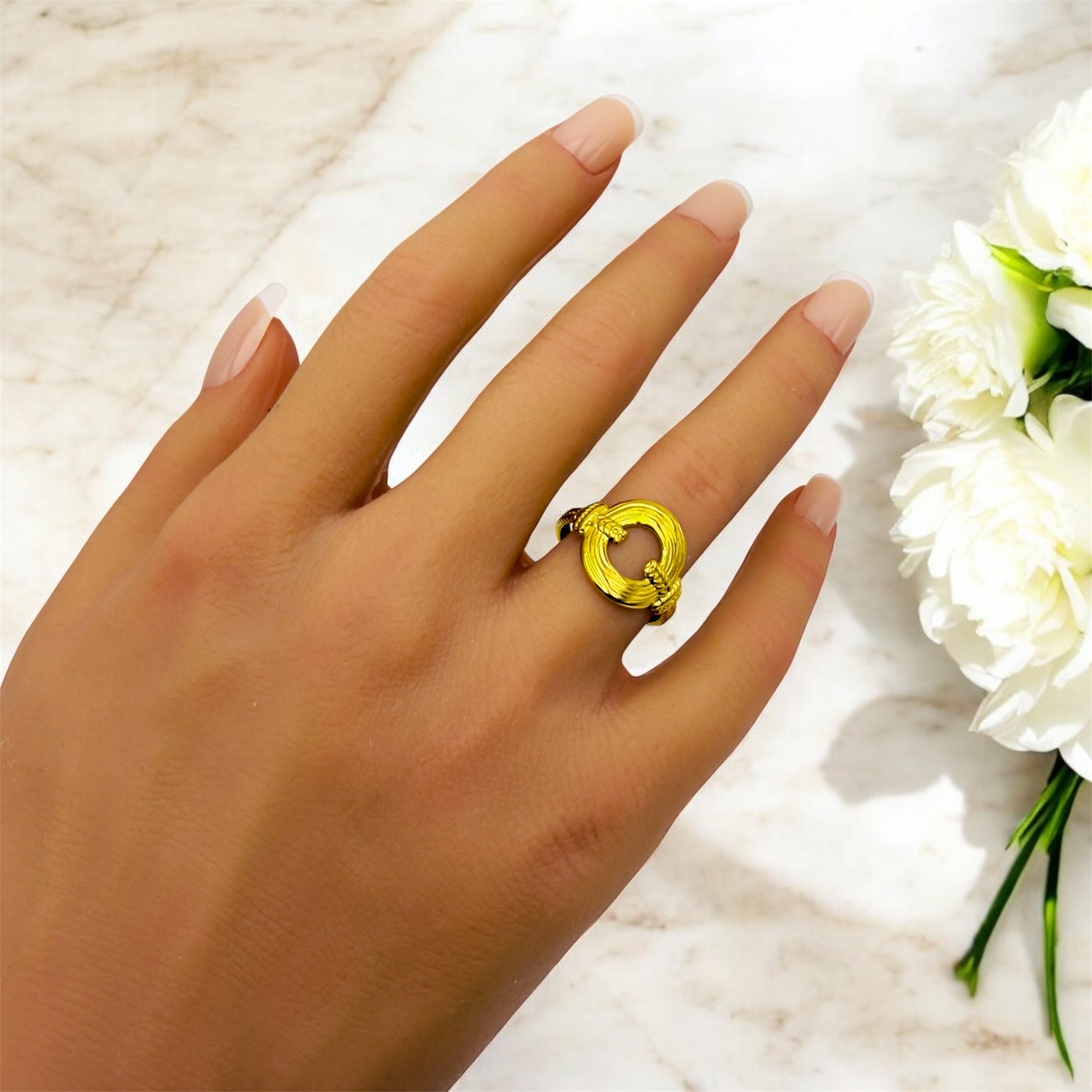 Bague Rome ajustable en acier inoxydable doré.