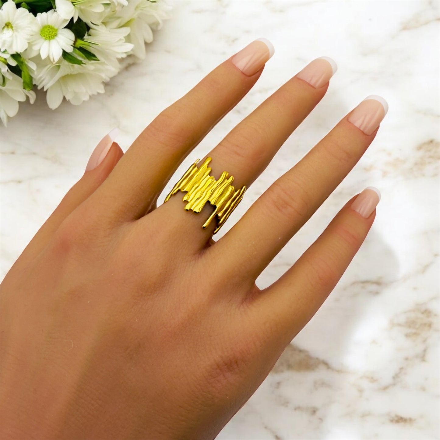 Bague Shanghai ajustable en acier inoxydable doré.