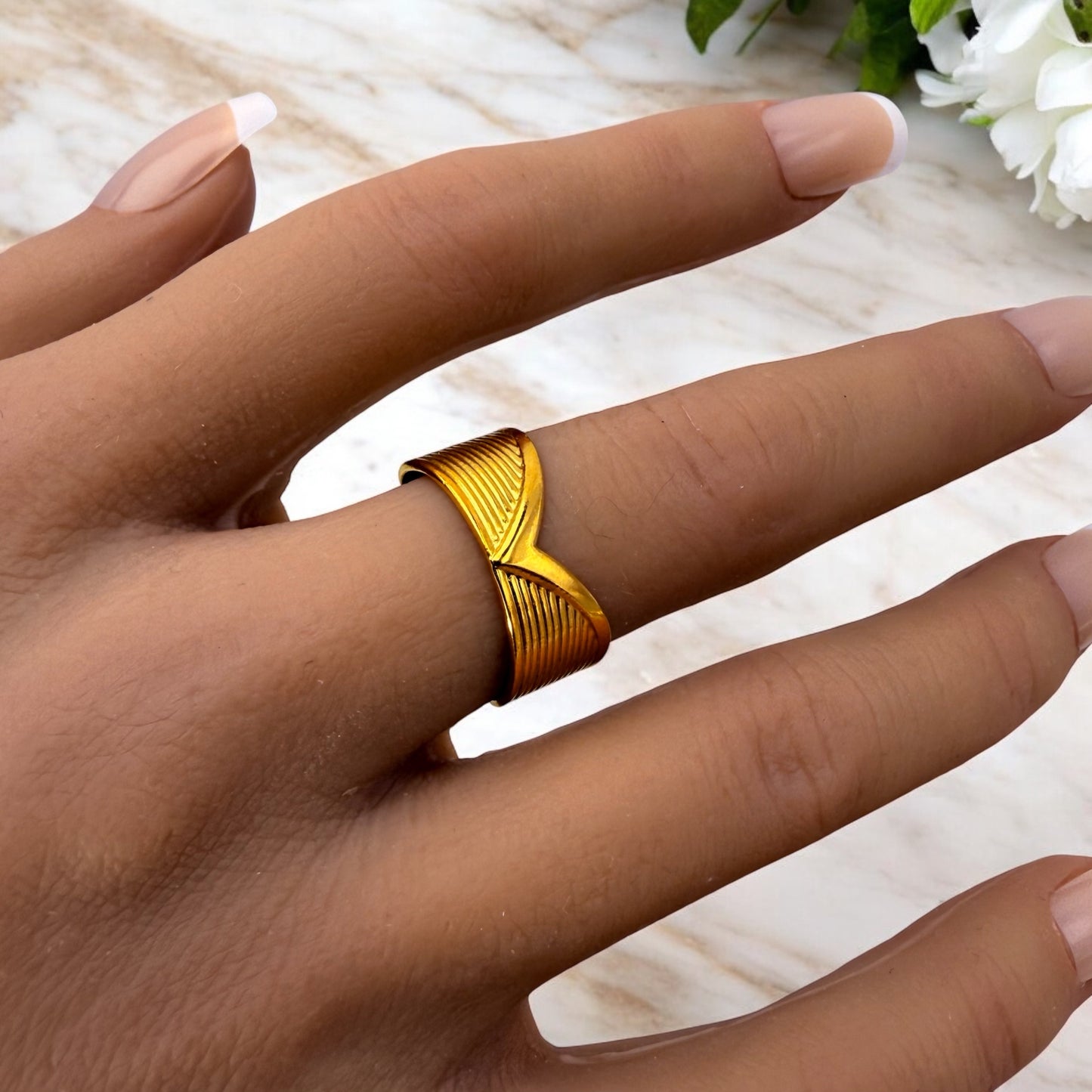 Bague Vintimille ajustable en acier inoxydable doré.