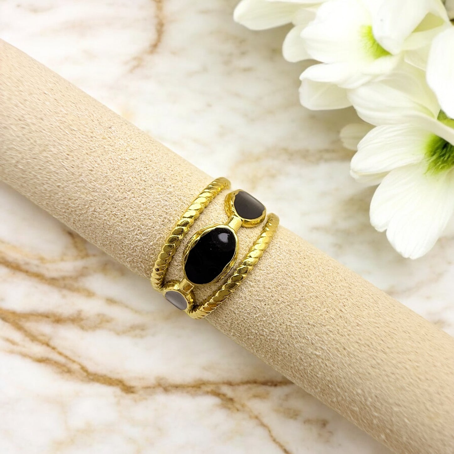 Bague Abidjan ajustable en acier inoxydable doré.