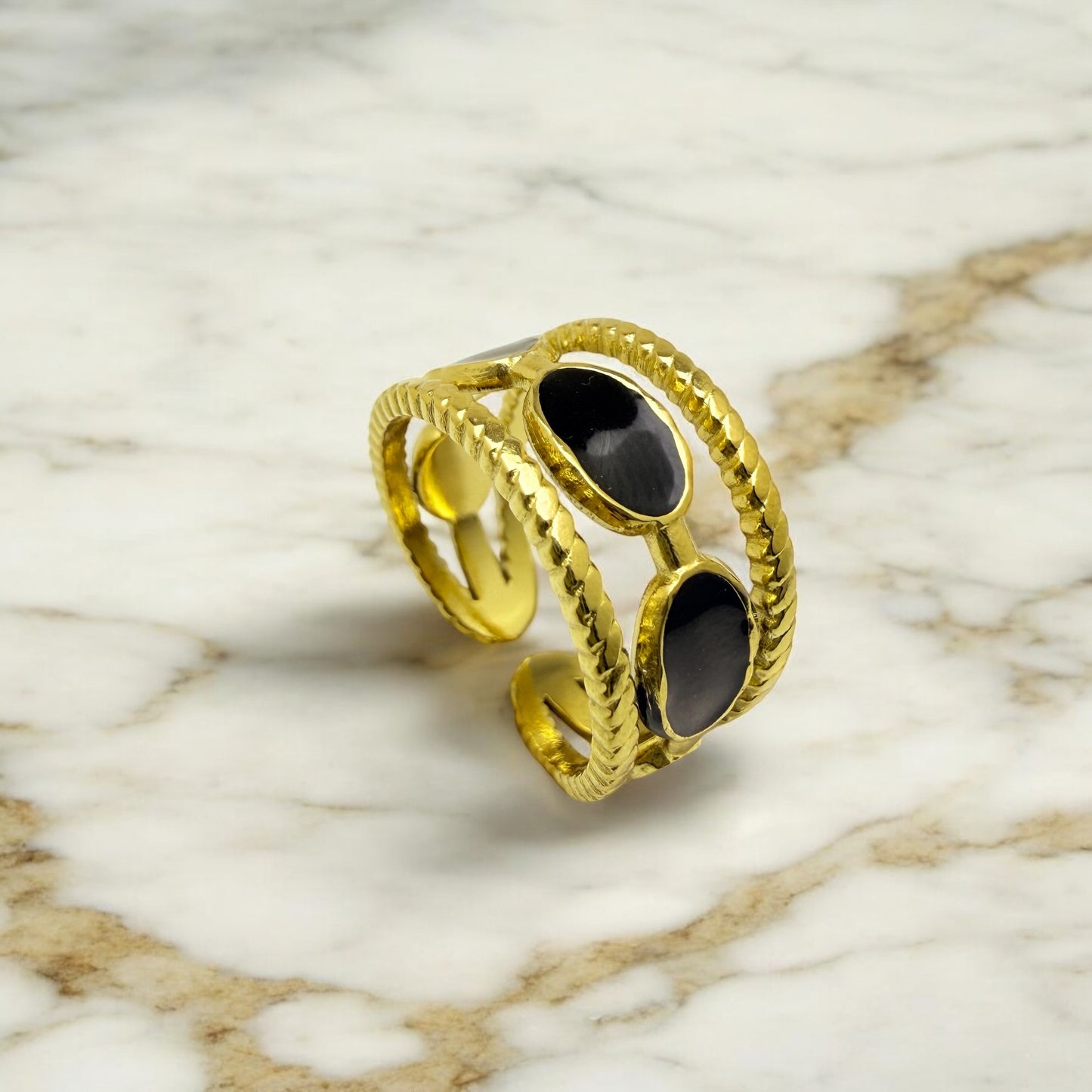 Bague Abidjan ajustable en acier inoxydable doré.