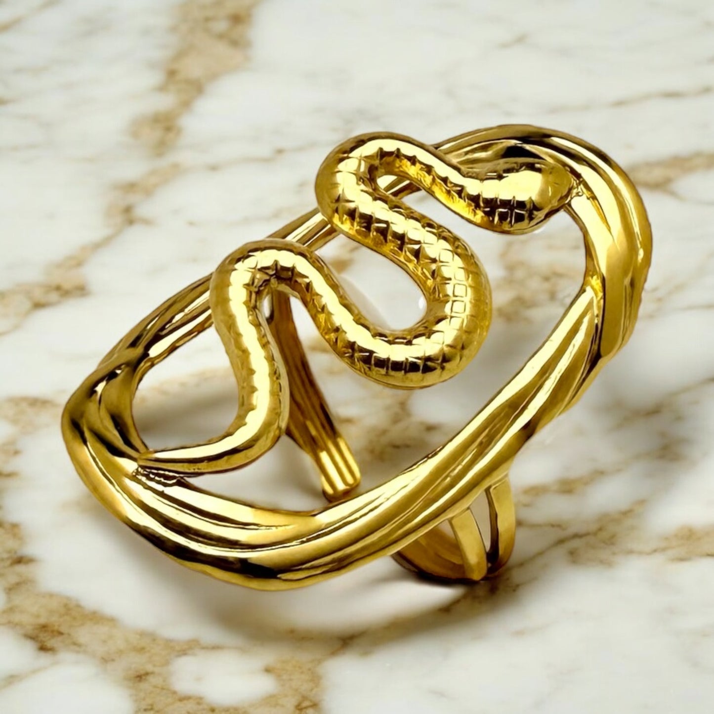 Bague Antalya ajustable en acier inoxydable doré.