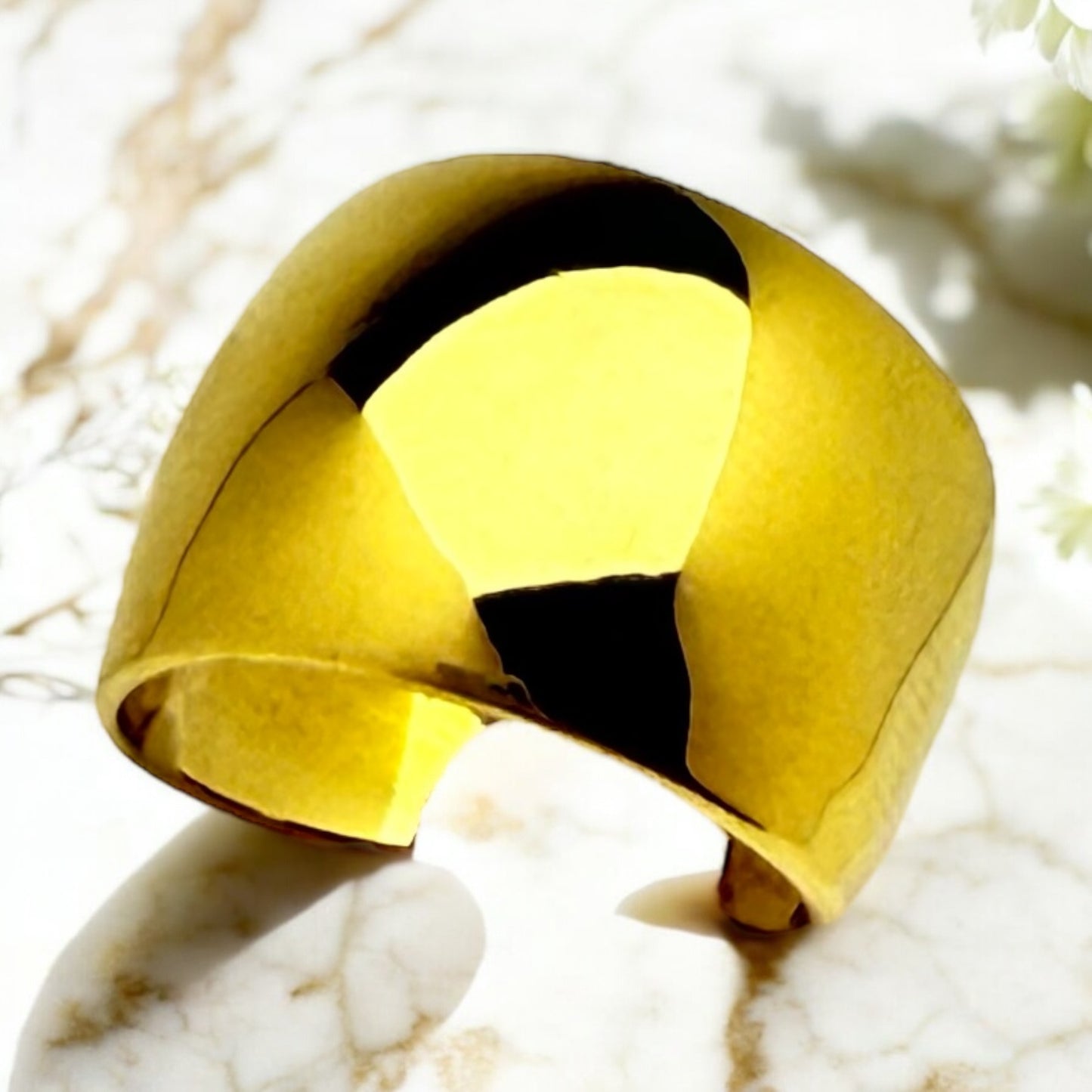 Bague Gênes ajustable en acier inoxydable doré.