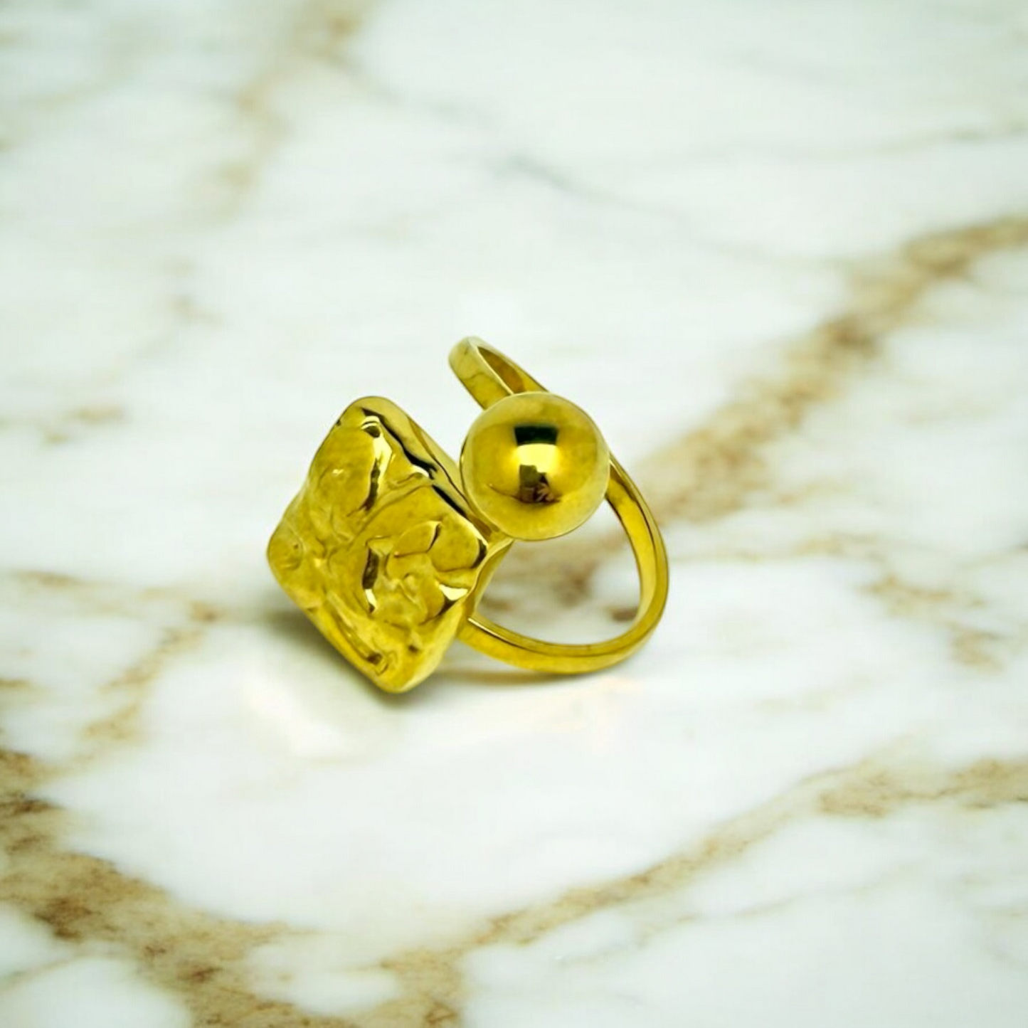 Bague Ibiza ajustable en acier inoxydable doré.