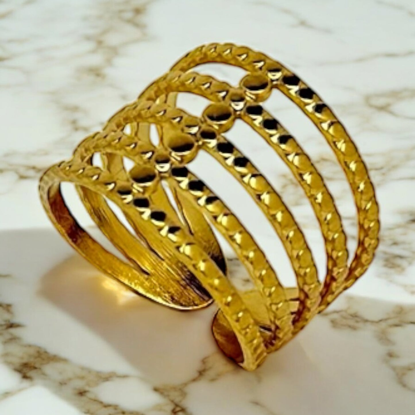 Bague Mascate ajustable en acier inoxydable doré.