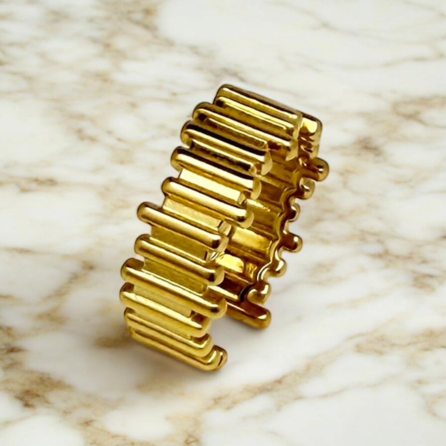 Bague Minks ajustable en acier inoxydable doré.