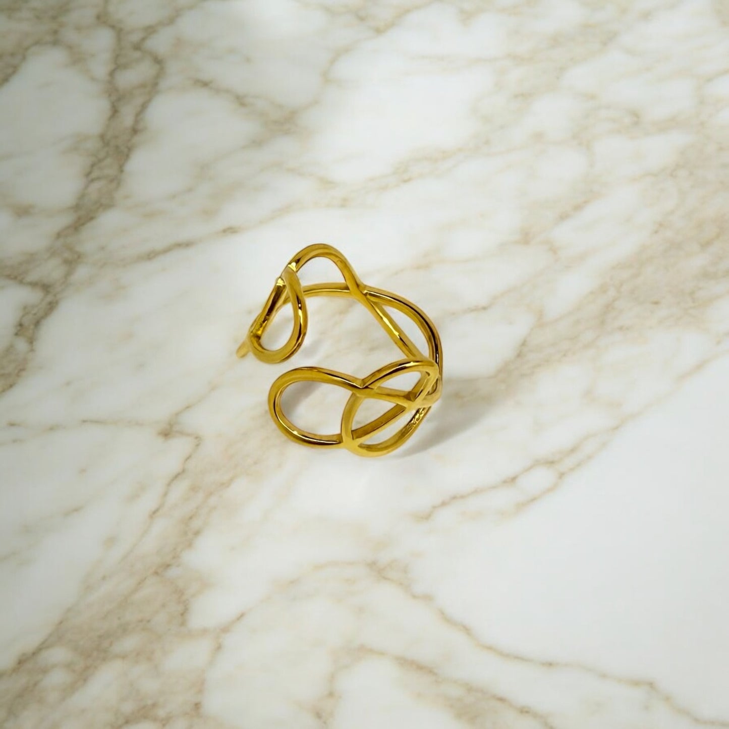 Bague Monaco ajustable en acier inoxydable doré.