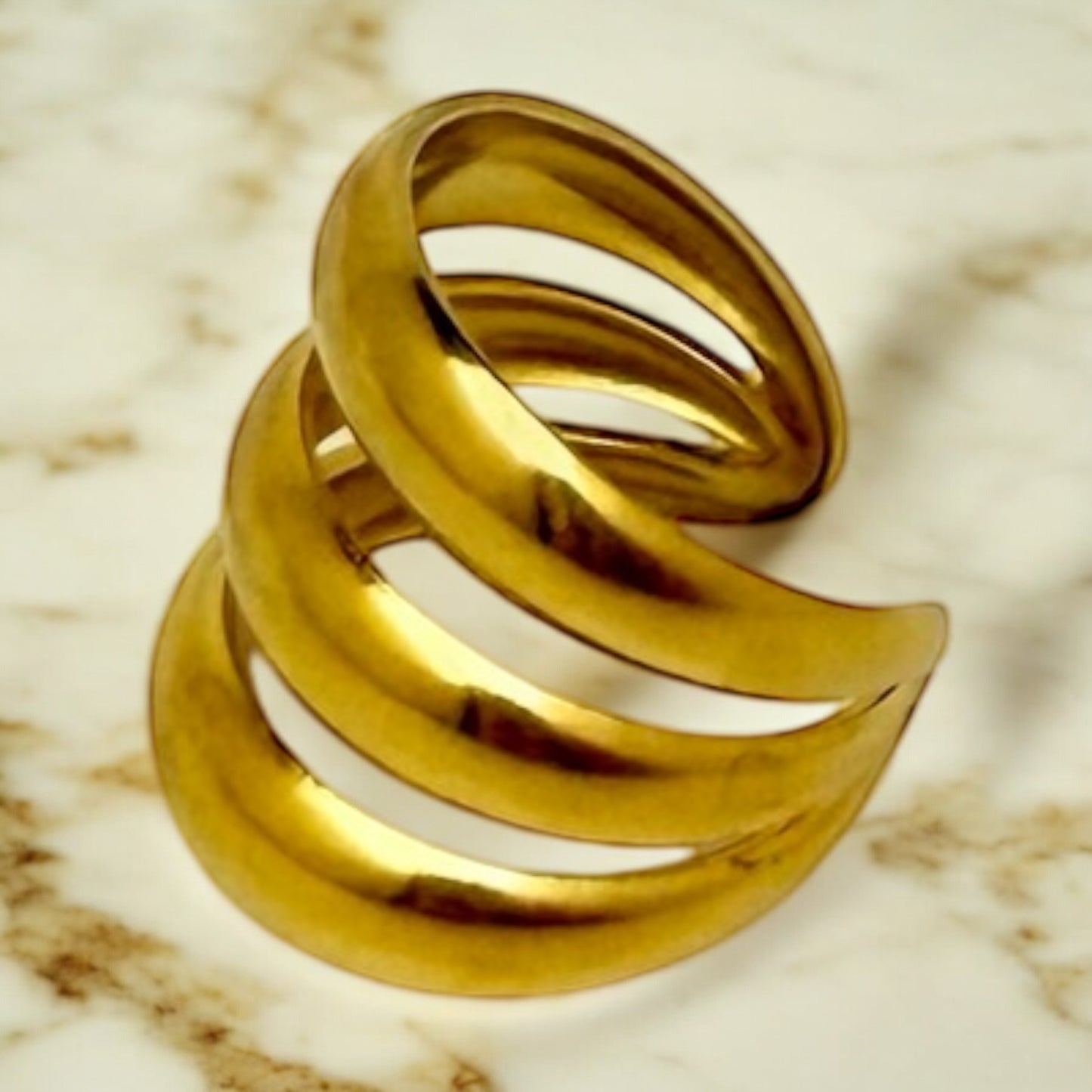 Bague Mykonos ajustable en acier inoxydable doré.