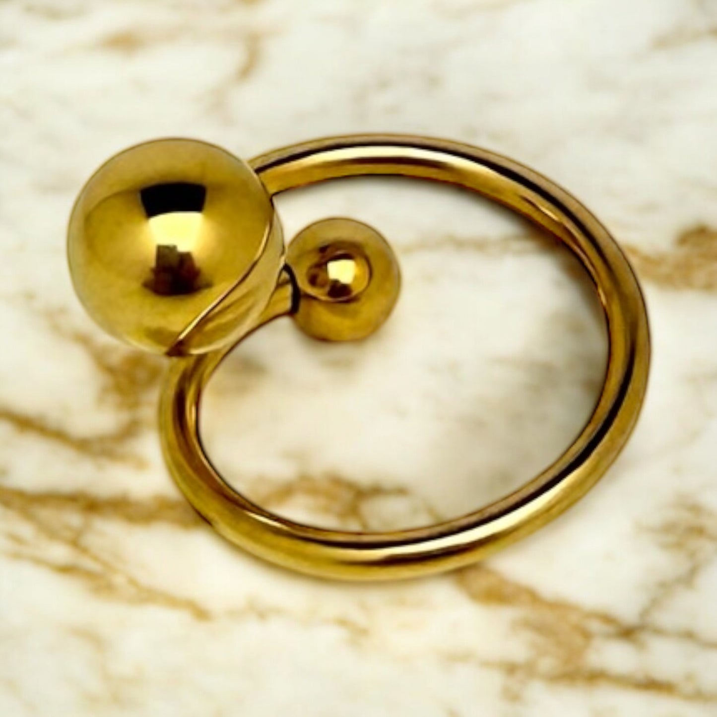 Bague New York ajustable en acier inoxydable doré.