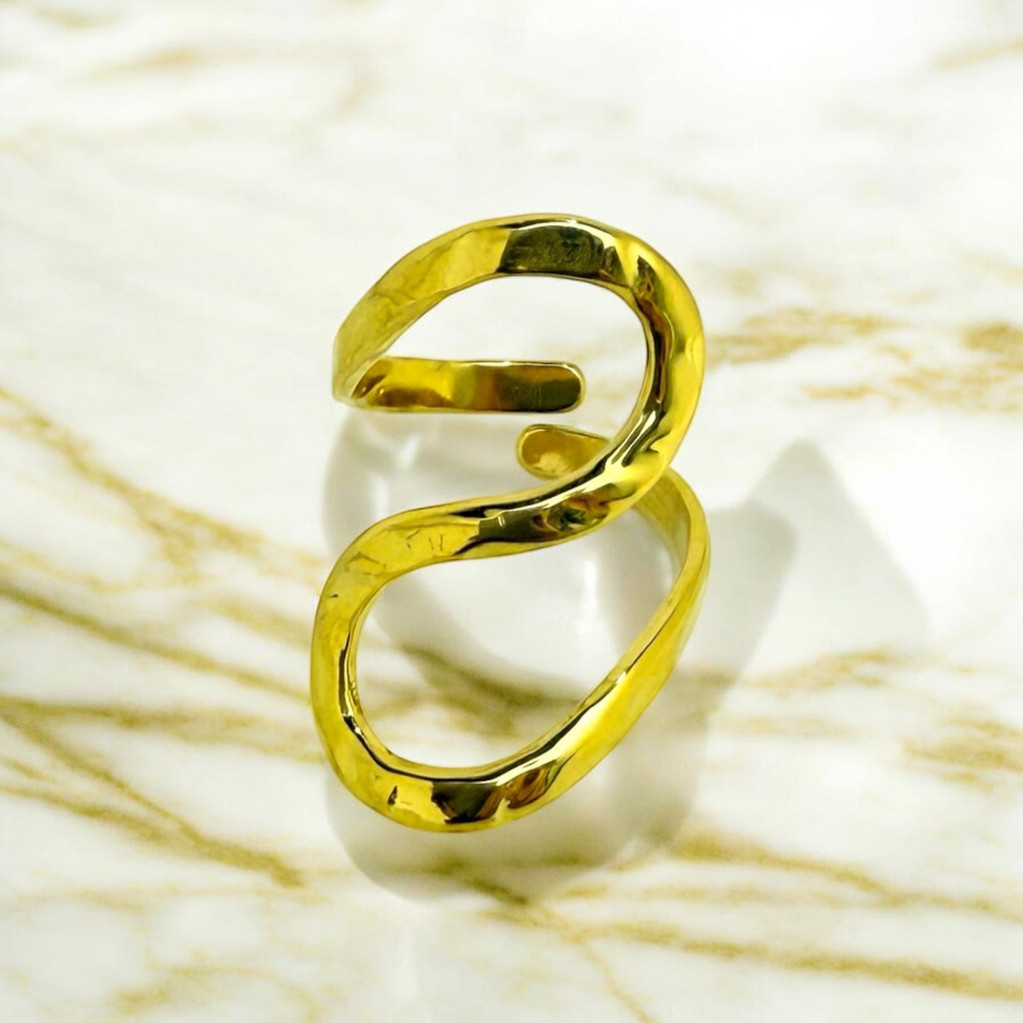 Bague Oman ajustable en acier inoxydable doré.