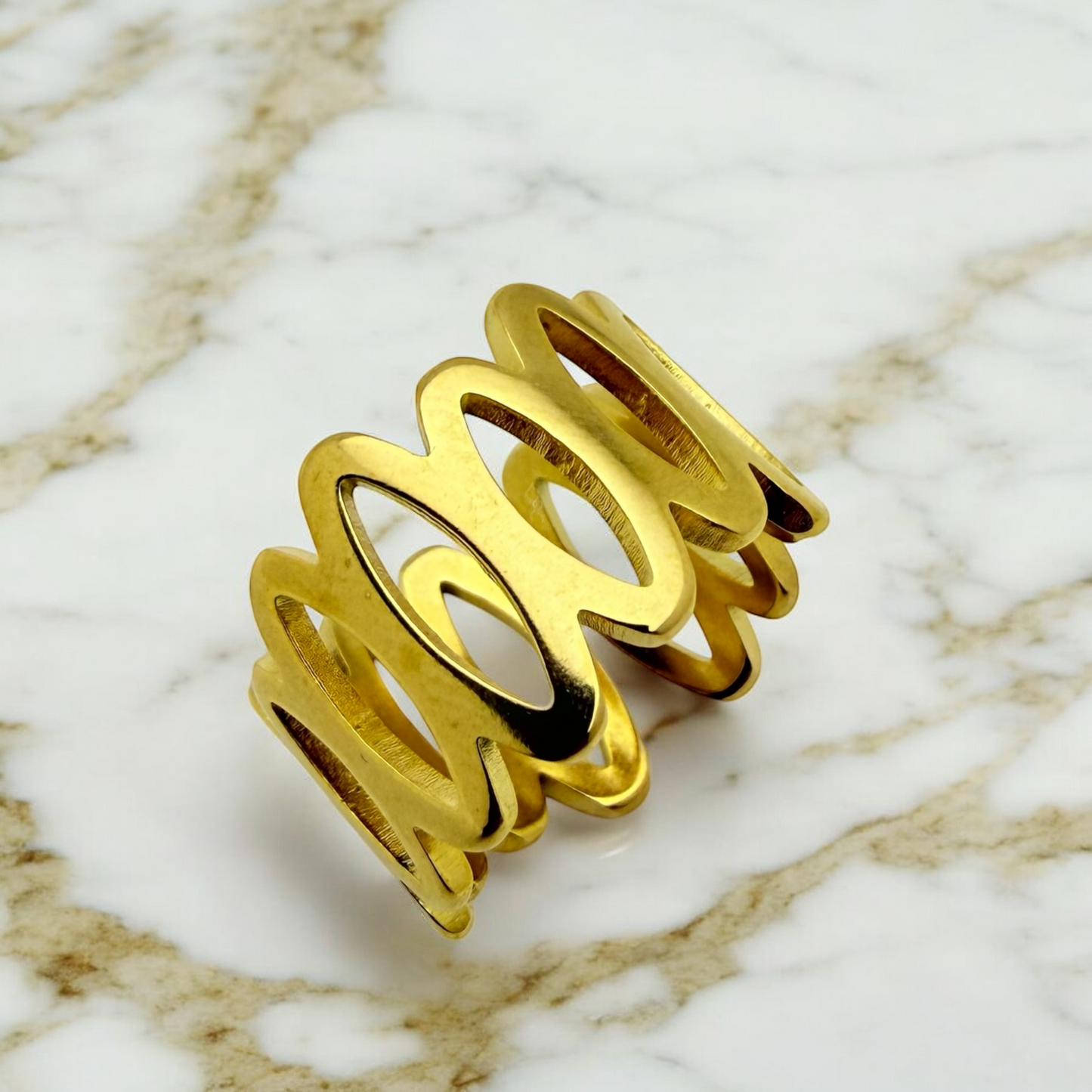 Bague Oslo ajustable en acier inoxydable doré.