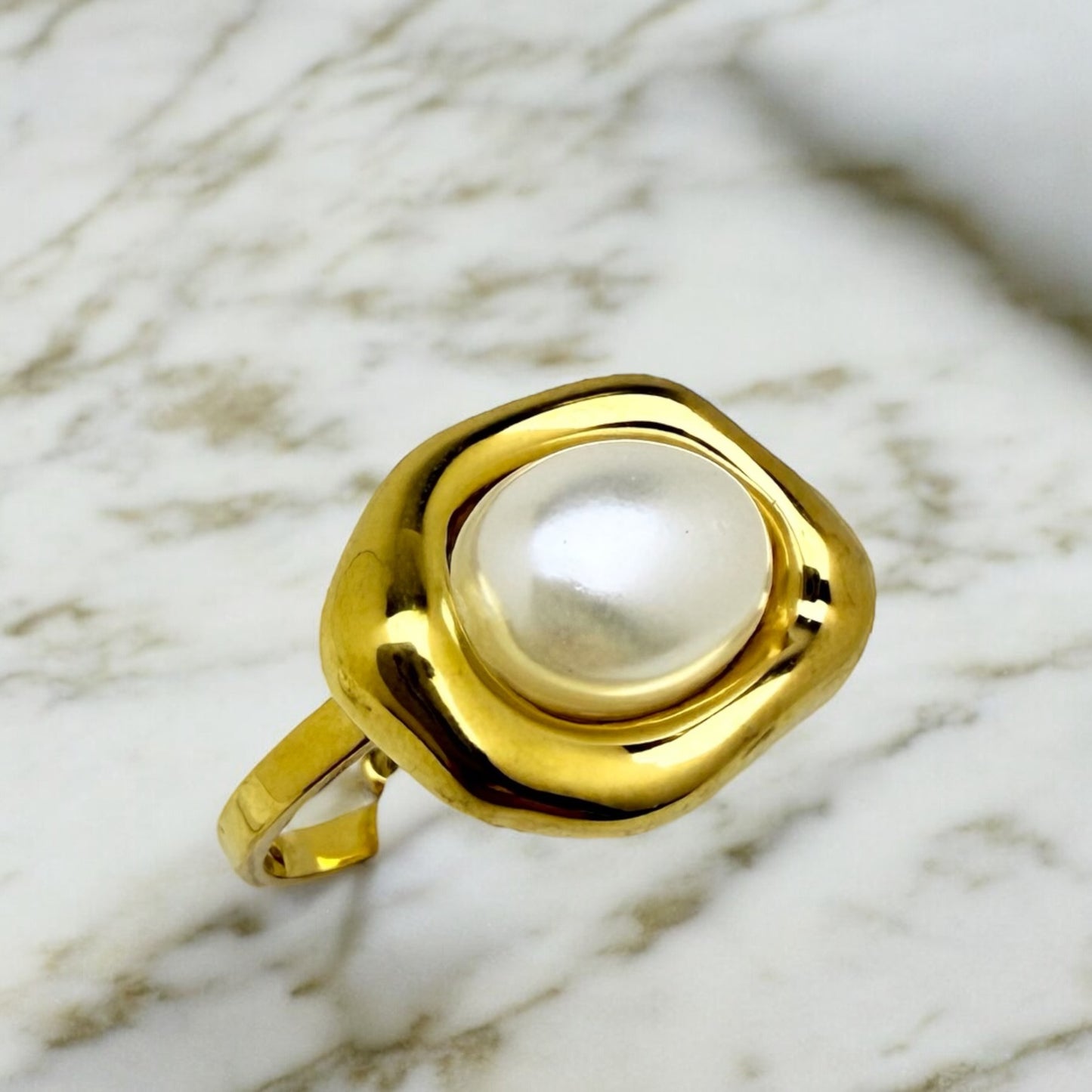 Bague Papeete ajustable en acier inoxydable doré.