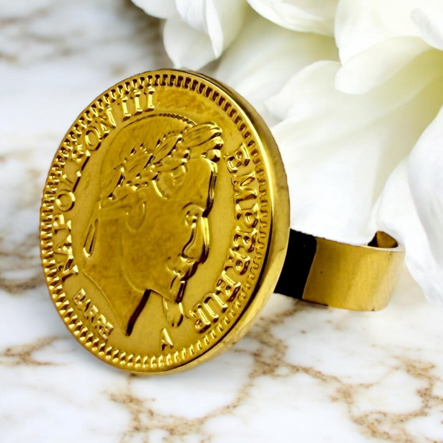 Bague Parme ajustable en acier inoxydable doré.