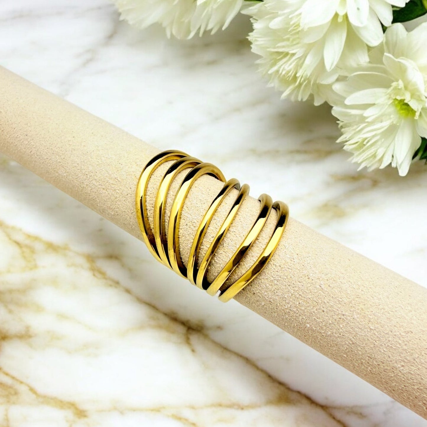 Bague Pekin ajustable en acier inoxydable doré.