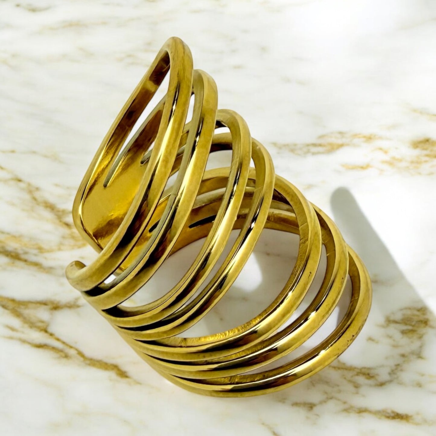 Bague Pekin ajustable en acier inoxydable doré.
