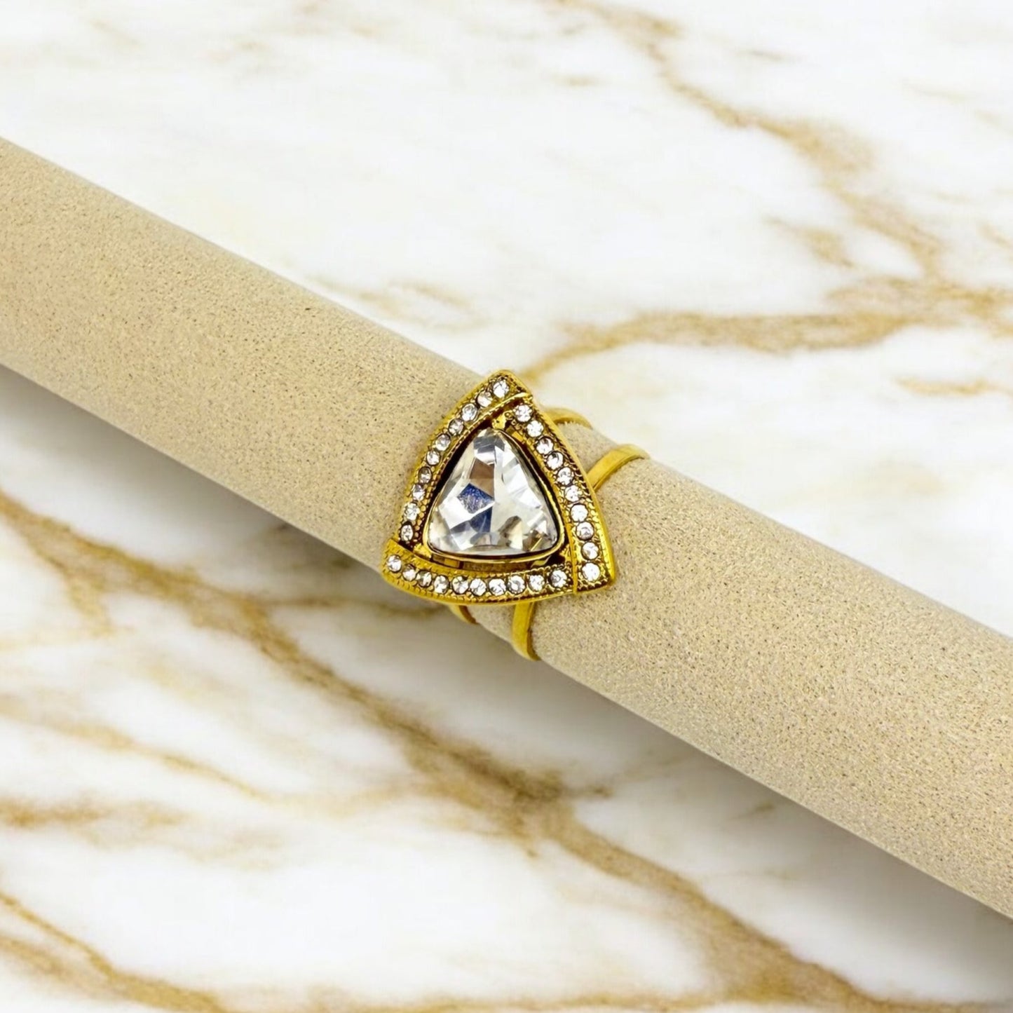 Bague Petra ajustable en acier inoxydable doré.