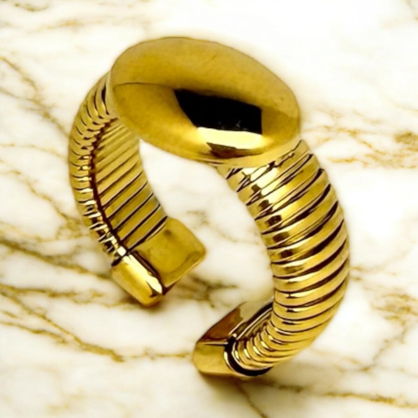 Bague Pompéi ajustable en acier inoxydable doré.