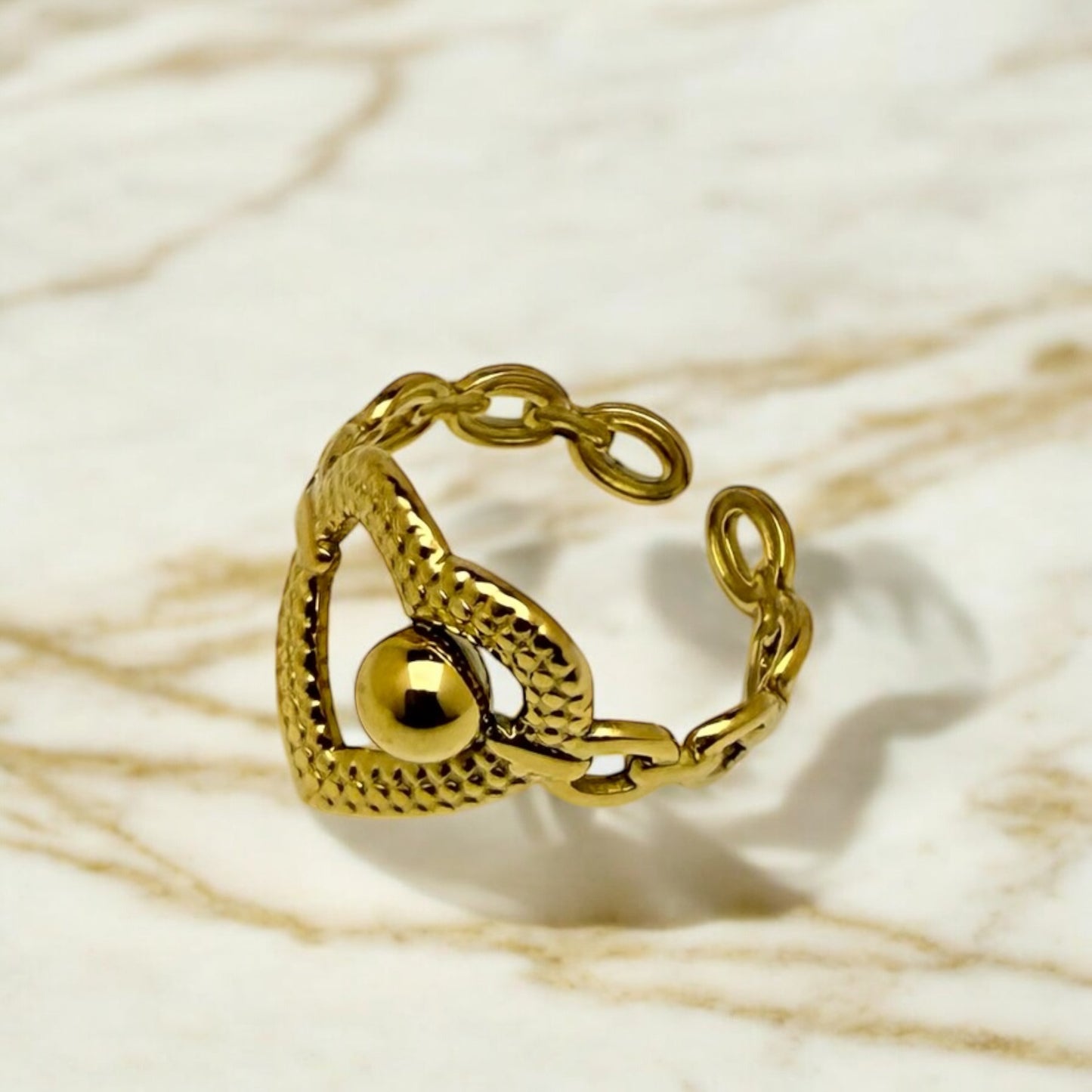 Bague Rabat ajustable en acier inoxydable doré.