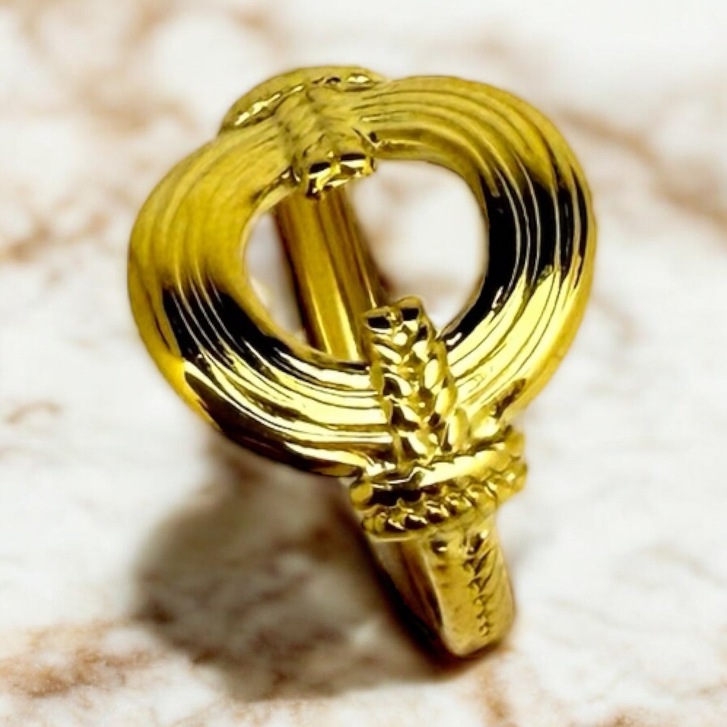 Bague Rome ajustable en acier inoxydable doré.