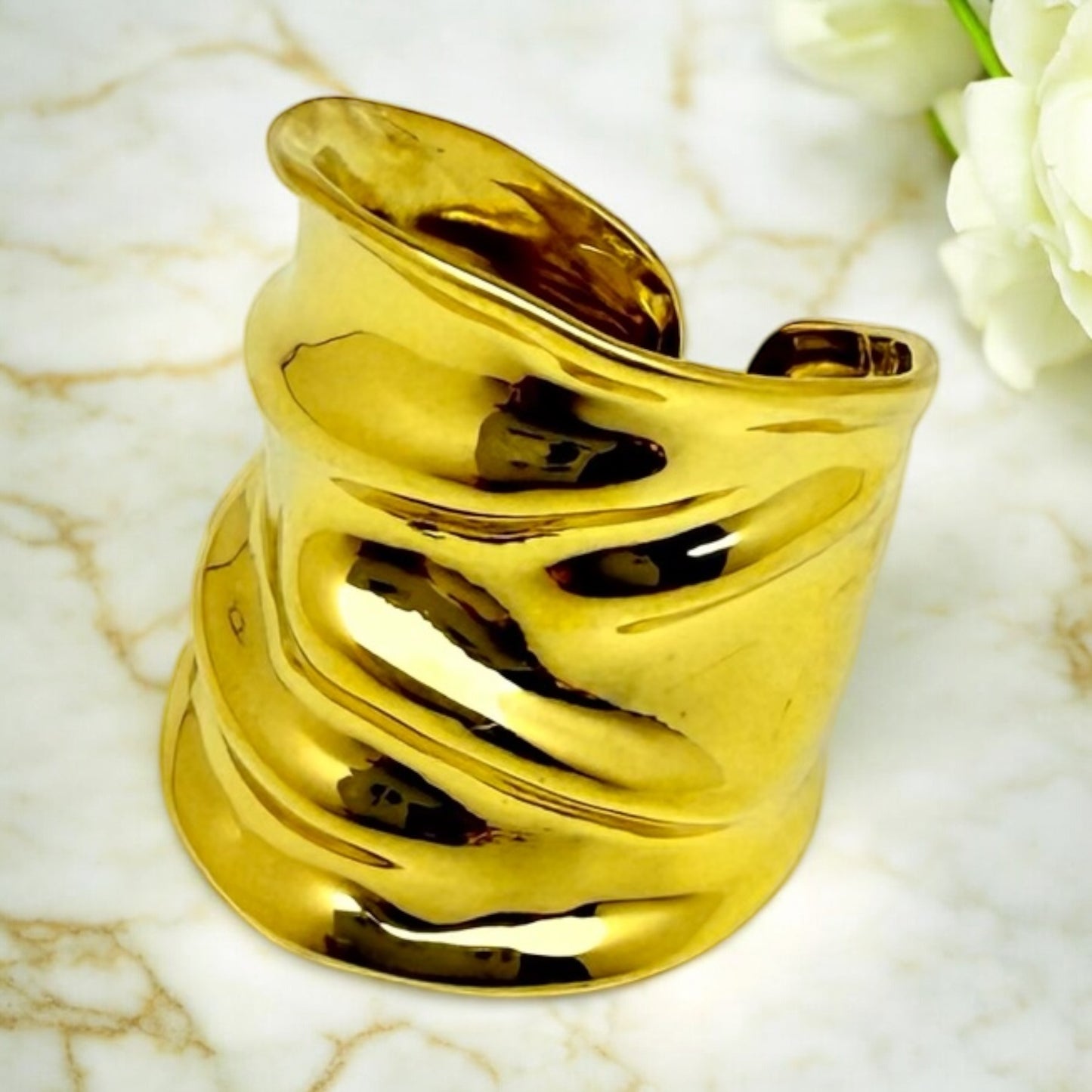 Bague Sienne ajustable en acier inoxydable doré.