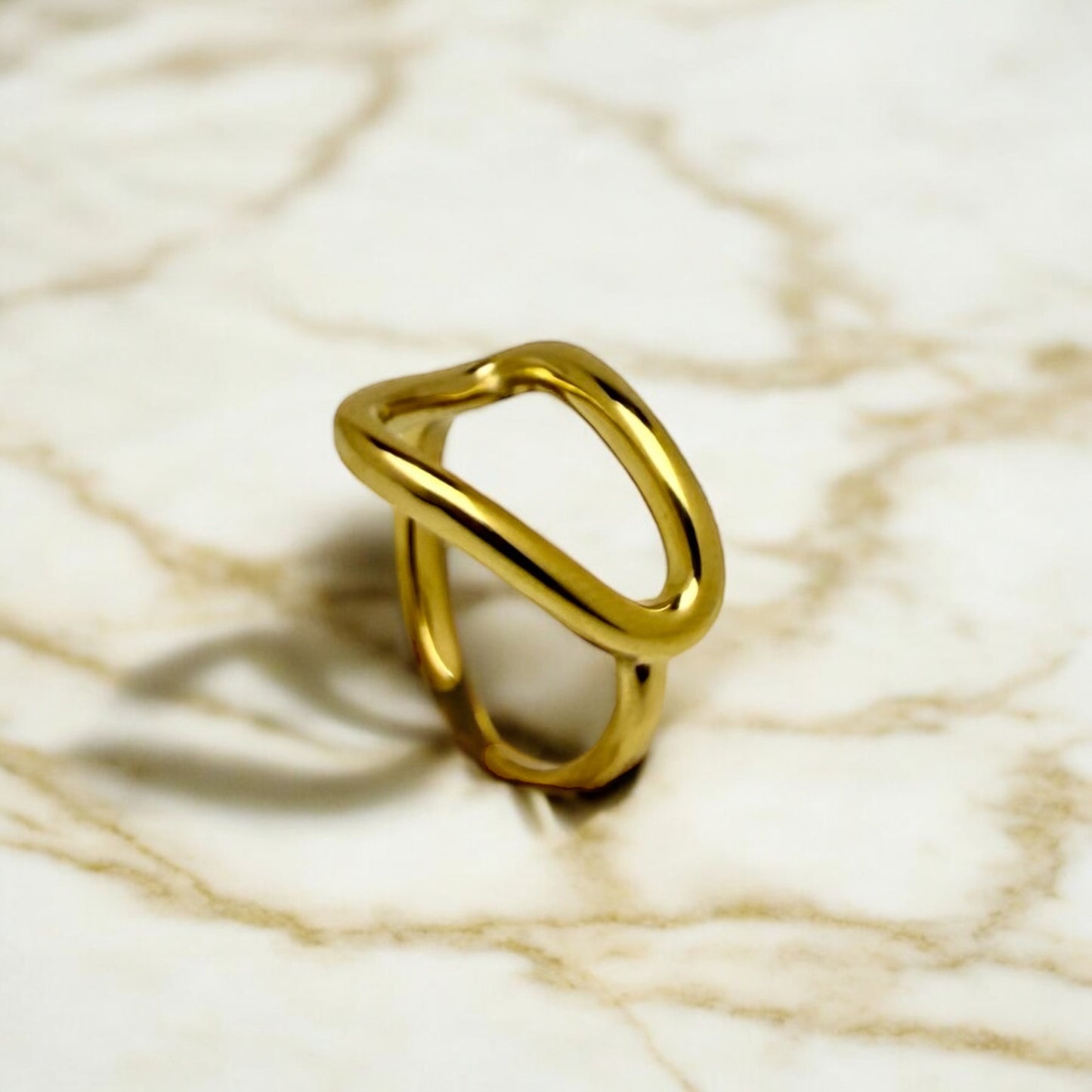 Bague Varsovie ajustable en acier inoxydable doré.
