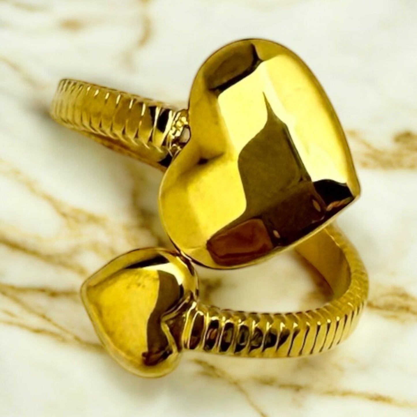 Bague Venise ajustable en acier inoxydable doré.