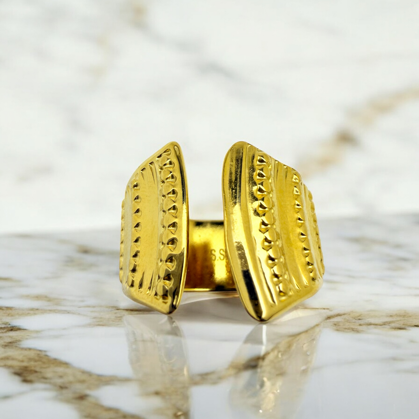 Bague Versailles ajustable en acier inoxydable doré.