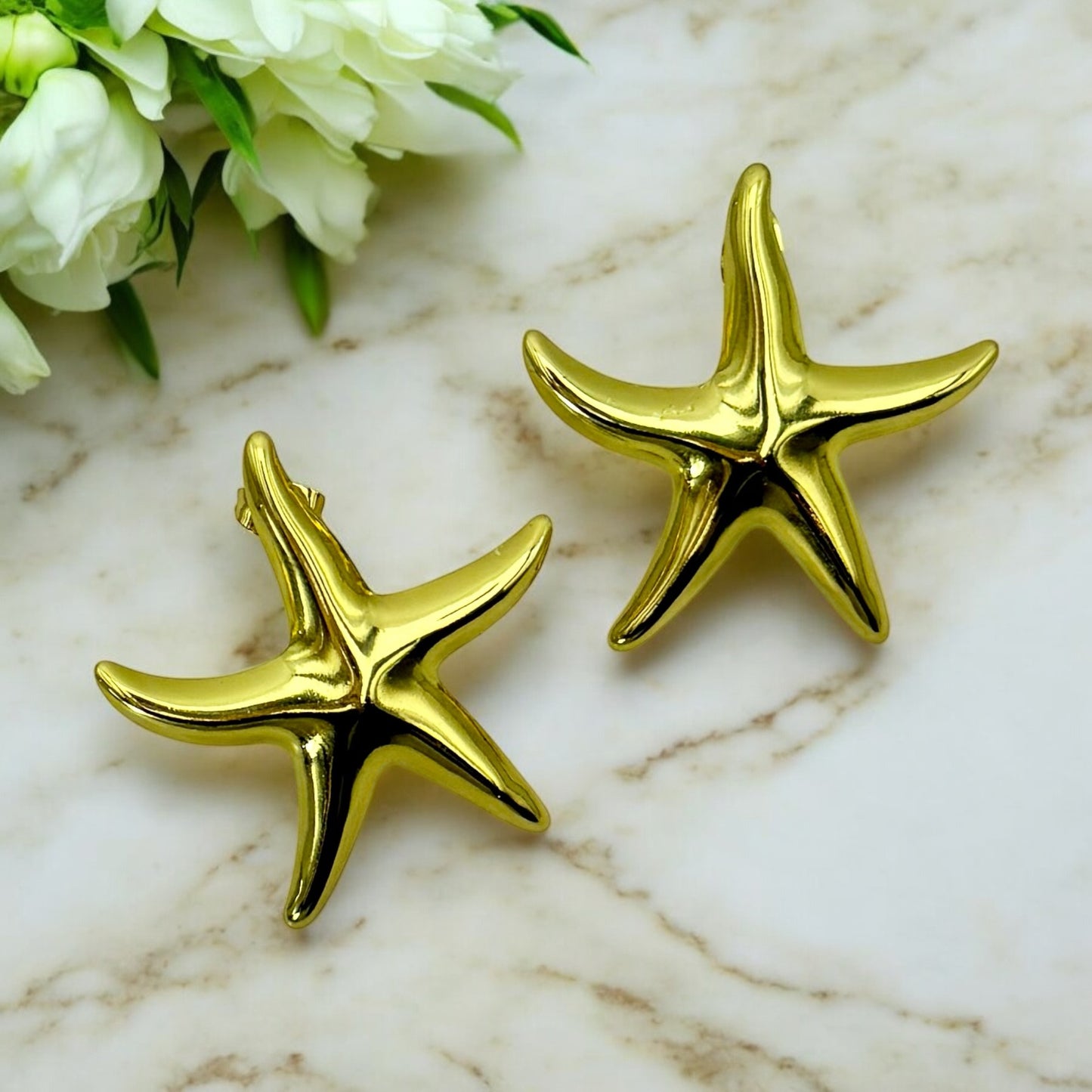 Boucles d’oreilles en acier inoxydable doré.