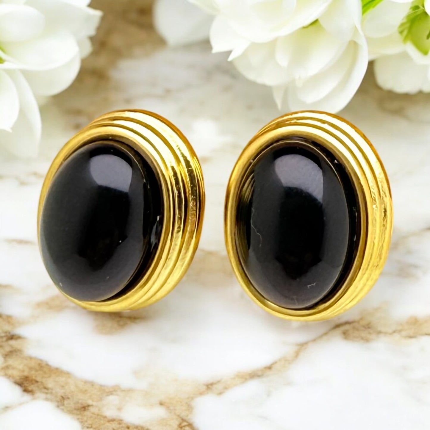 Boucles d’oreilles Boston Noir en acier inoxydable doré.