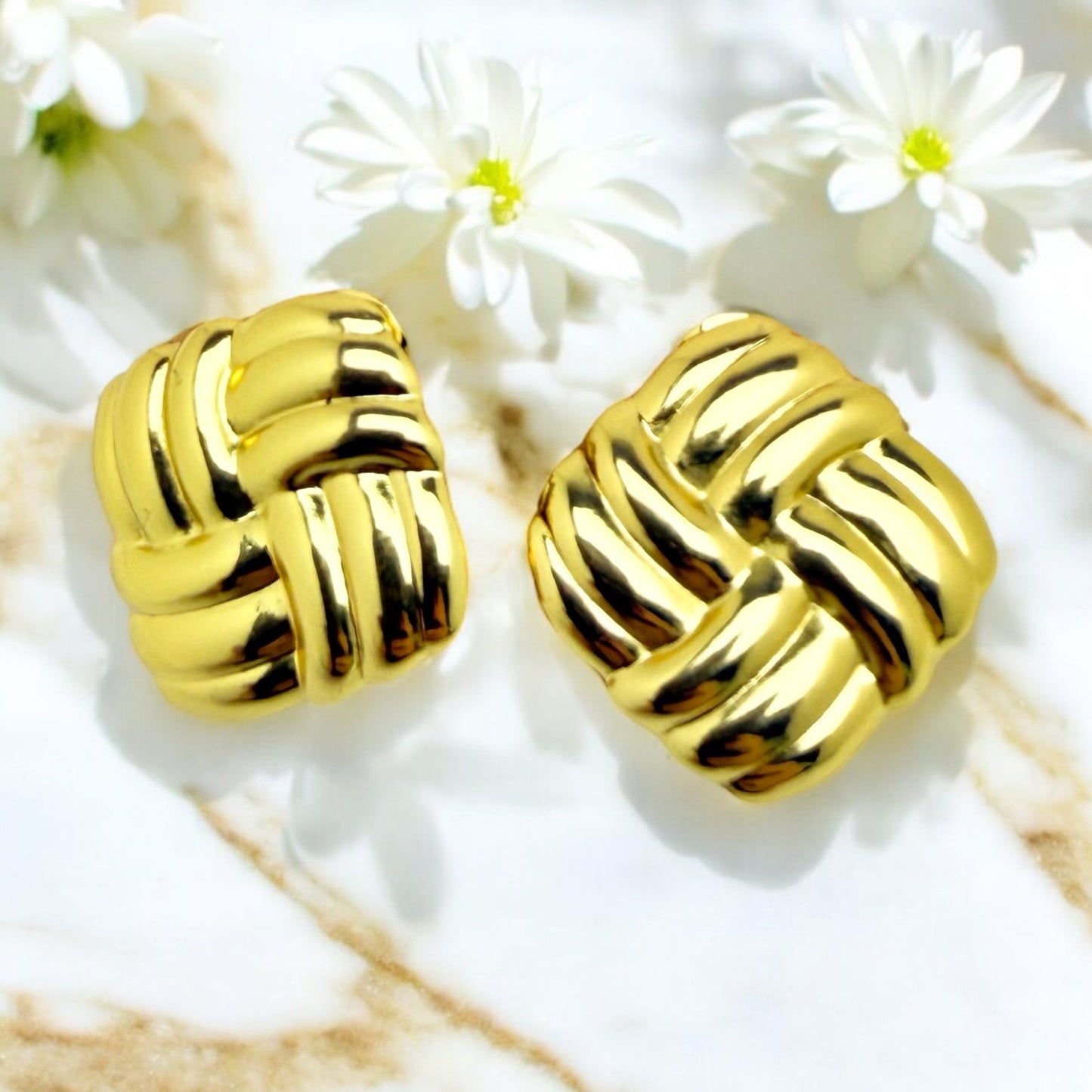 Boucles d’oreilles Manchester en acier inoxydable doré.