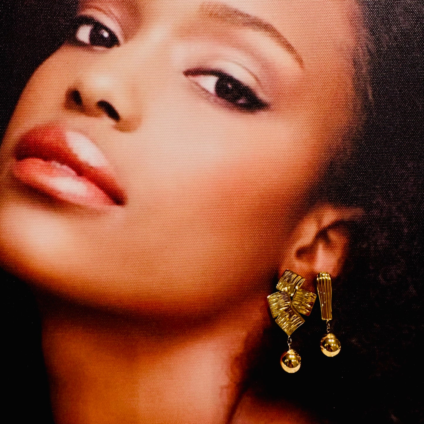 Boucles d’oreilles Brooklyn en acier inoxydable doré.