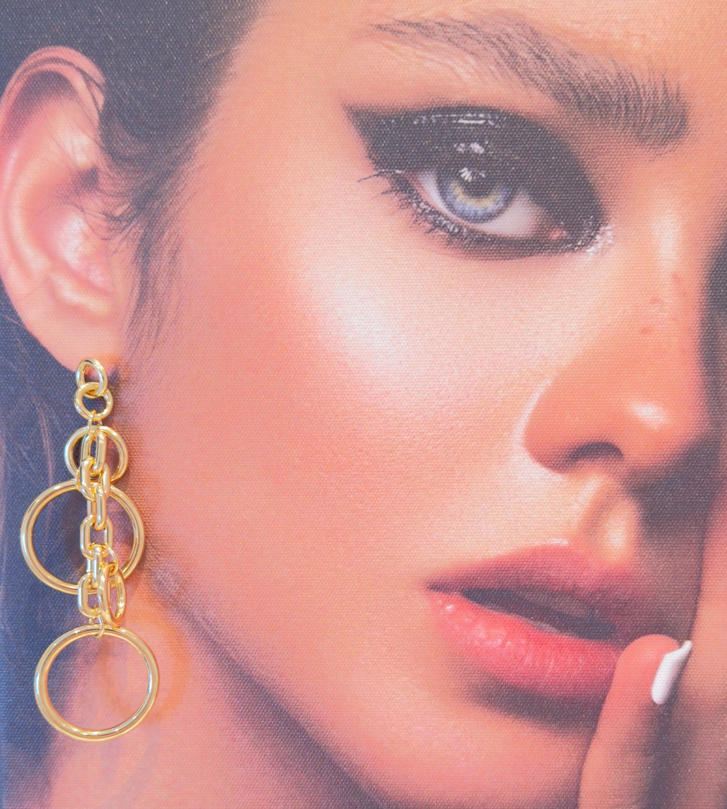 Boucles d’oreilles Loutraki en laiton doré.