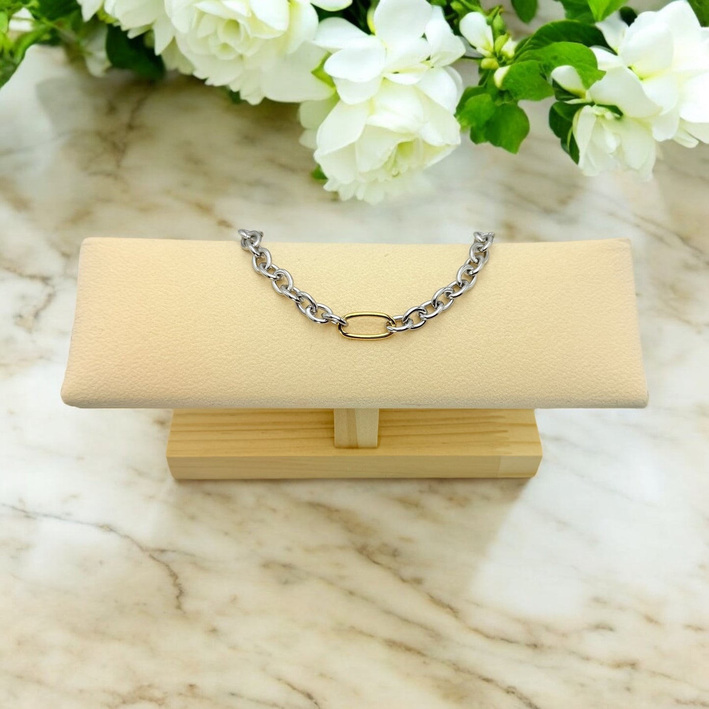 Bracelet Lamentin ajustable en acier inoxydable doré.