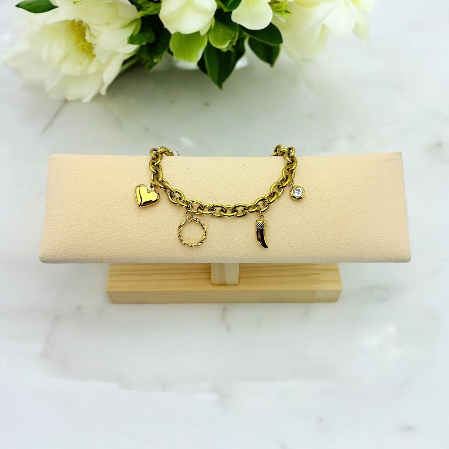 Bracelet Lima ajustable en acier inoxydable doré.