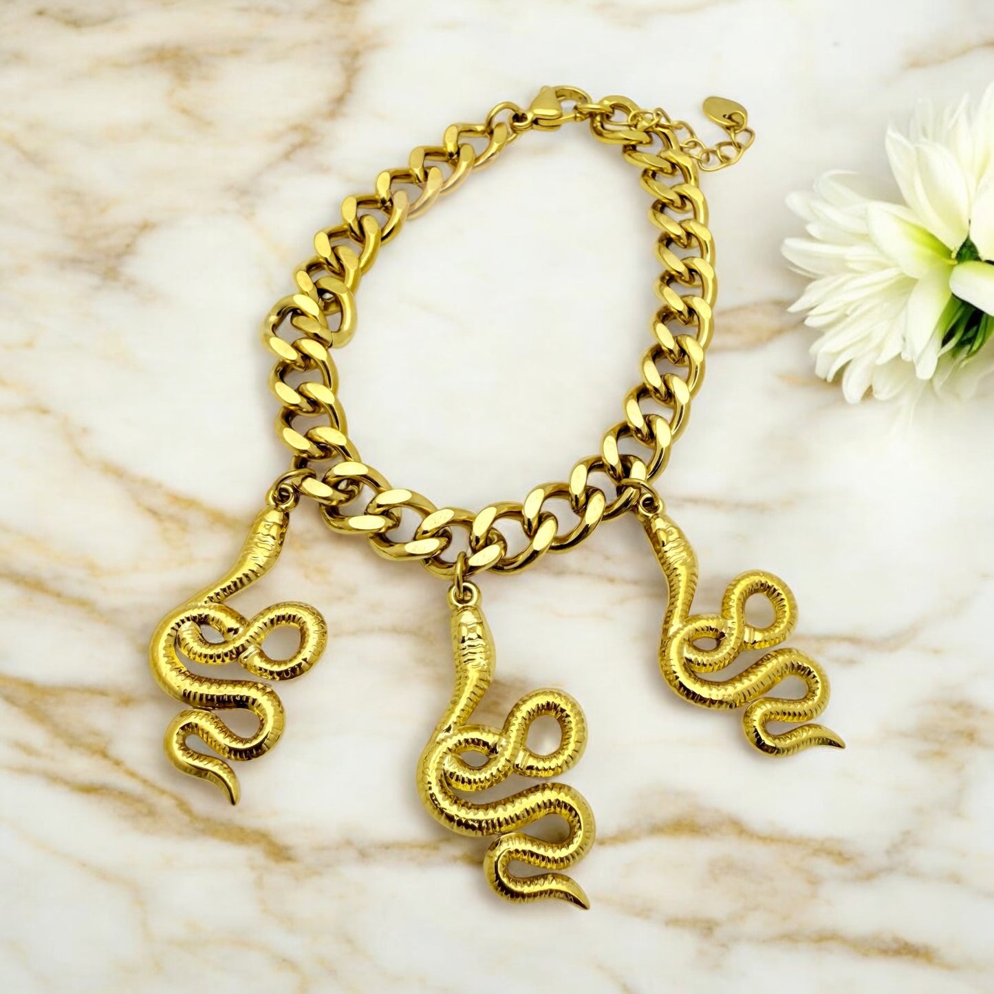 Bracelet Antalya Multi ajustable en acier inoxydable doré.