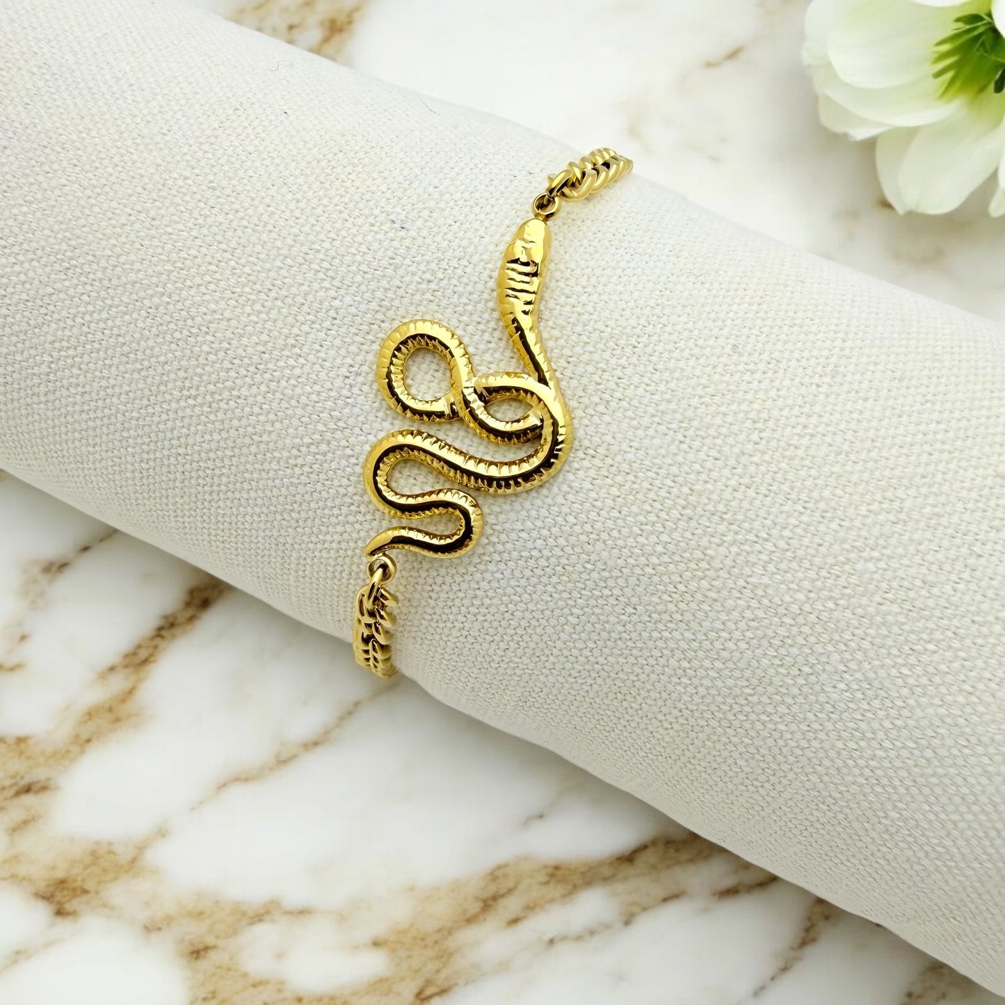 Bracelet Antalya Solo ajustable en acier inoxydable doré.