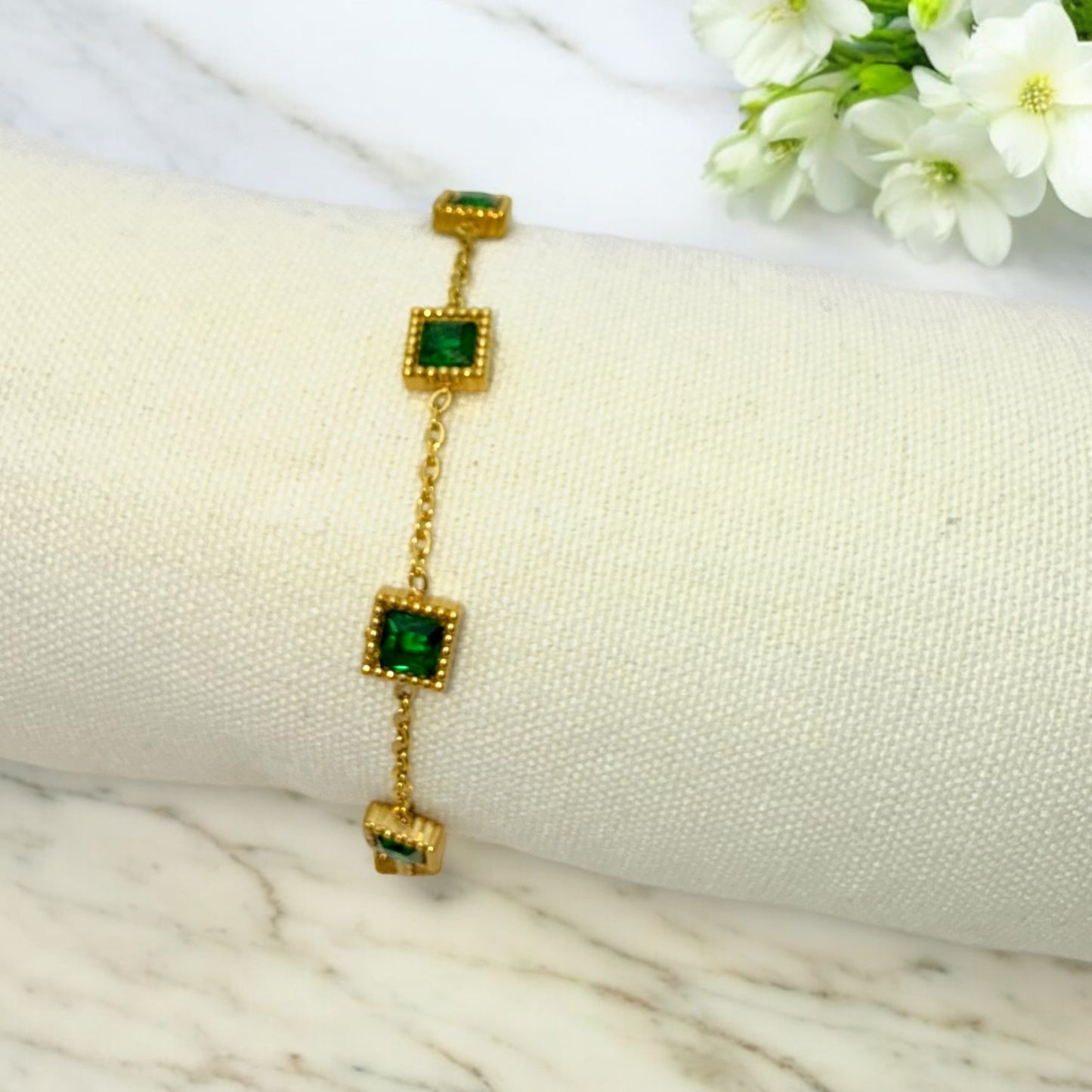 Bracelet Bodrum ajustable en acier inoxydable doré.