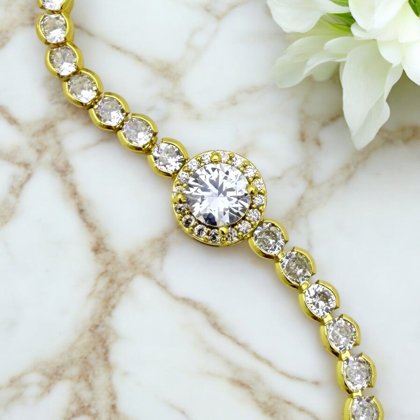 Bracelet Cannes ajustable en acier inoxydable doré.