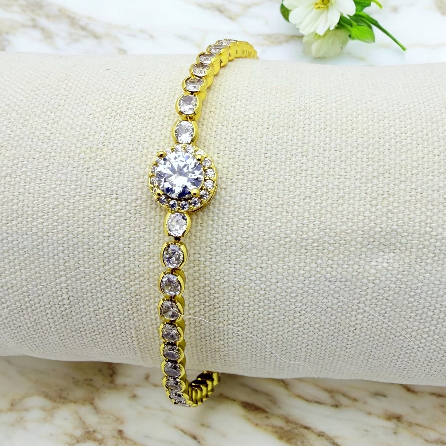 Bracelet Cannes ajustable en acier inoxydable doré.