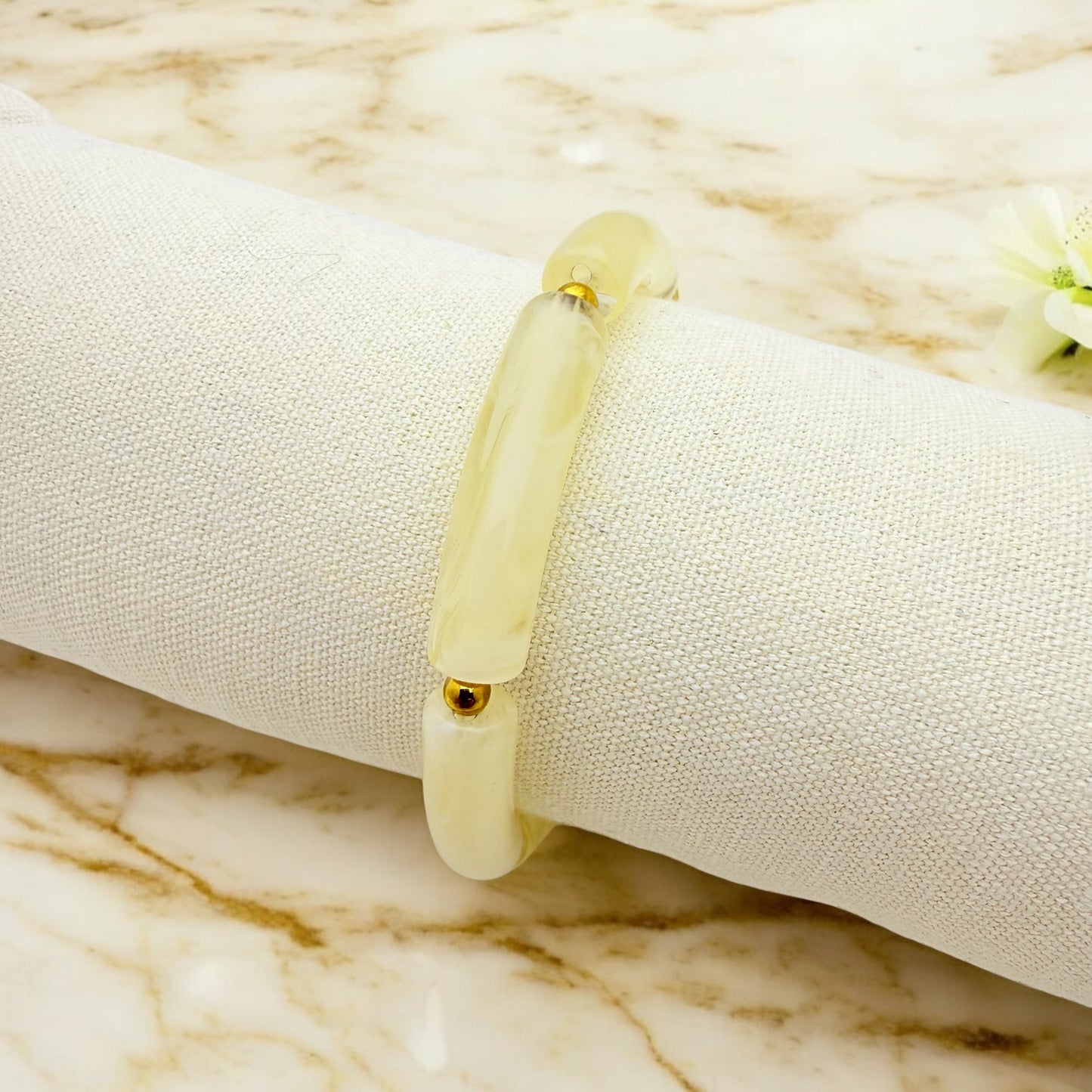 Bracelet Cologne élastique en acier inoxydable doré.