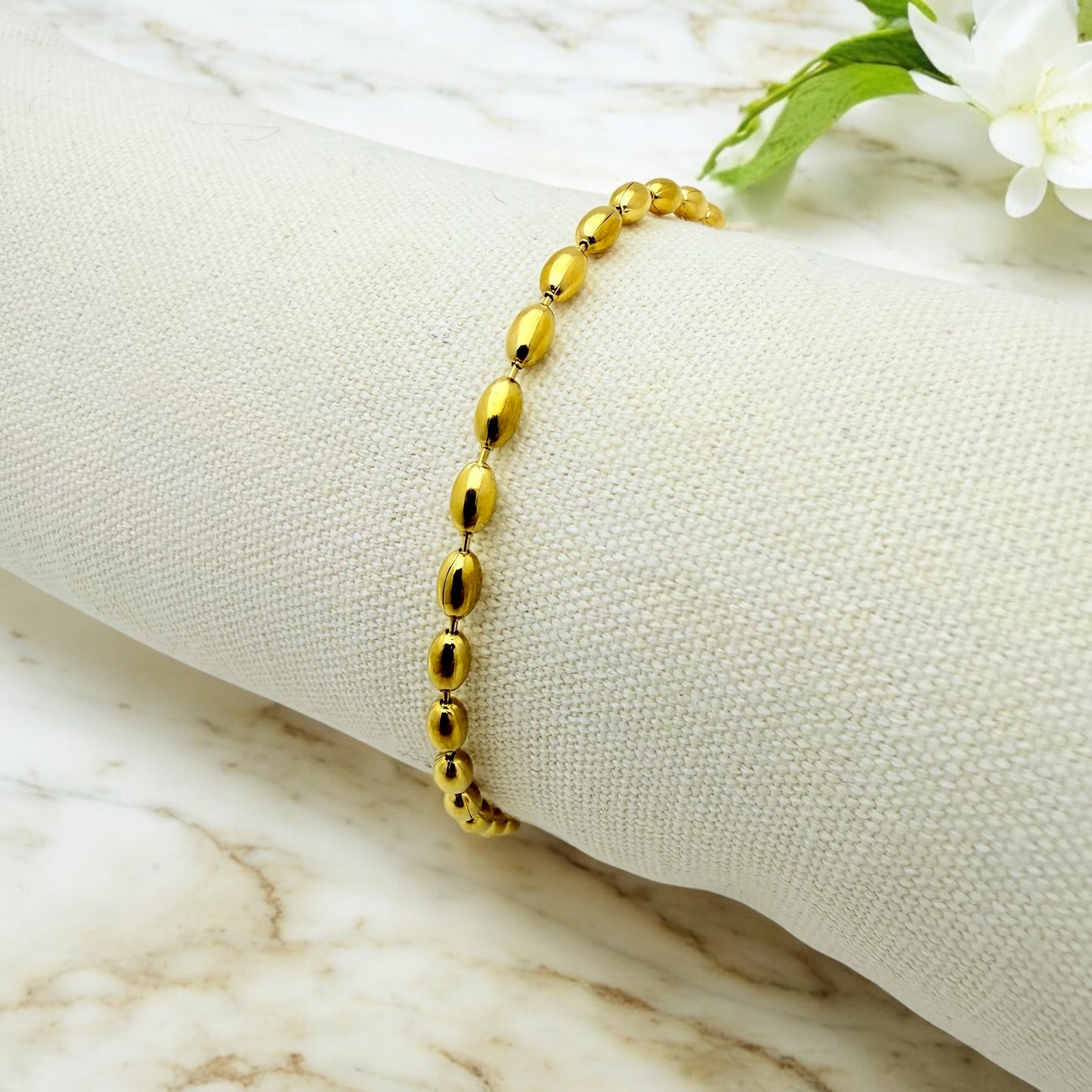 Bracelet Istanbul ajustable en acier inoxydable doré.
