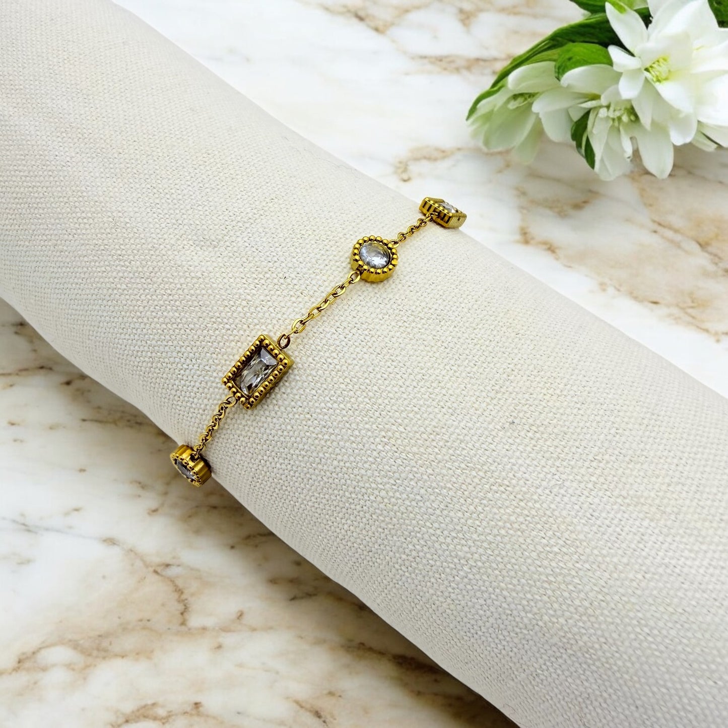 Bracelet Izmir ajustable en acier inoxydable doré.