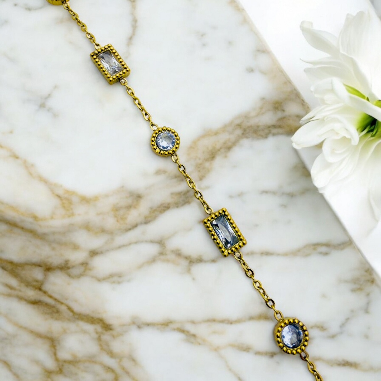 Bracelet Izmir ajustable en acier inoxydable doré.