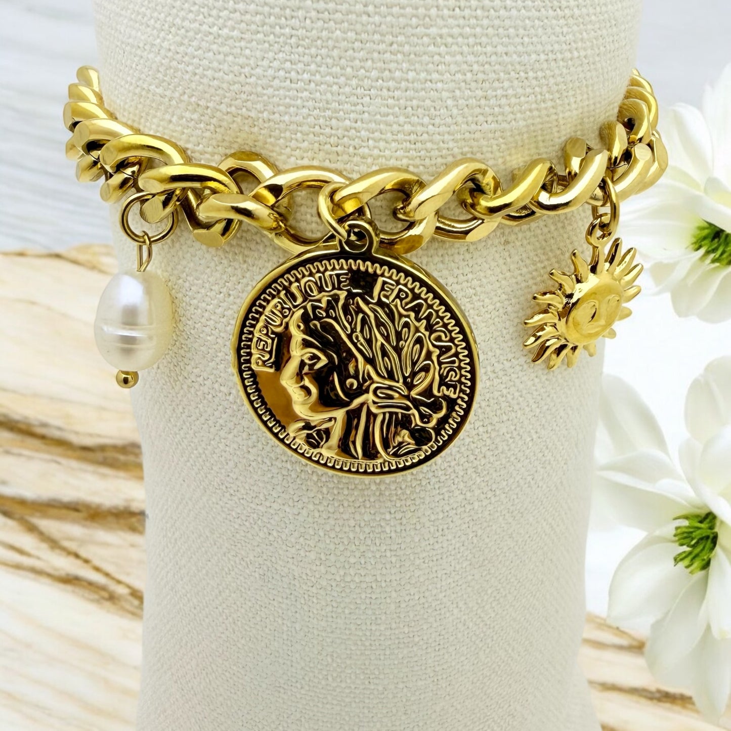 Bracelet Malaga ajustable en acier inoxydable doré.