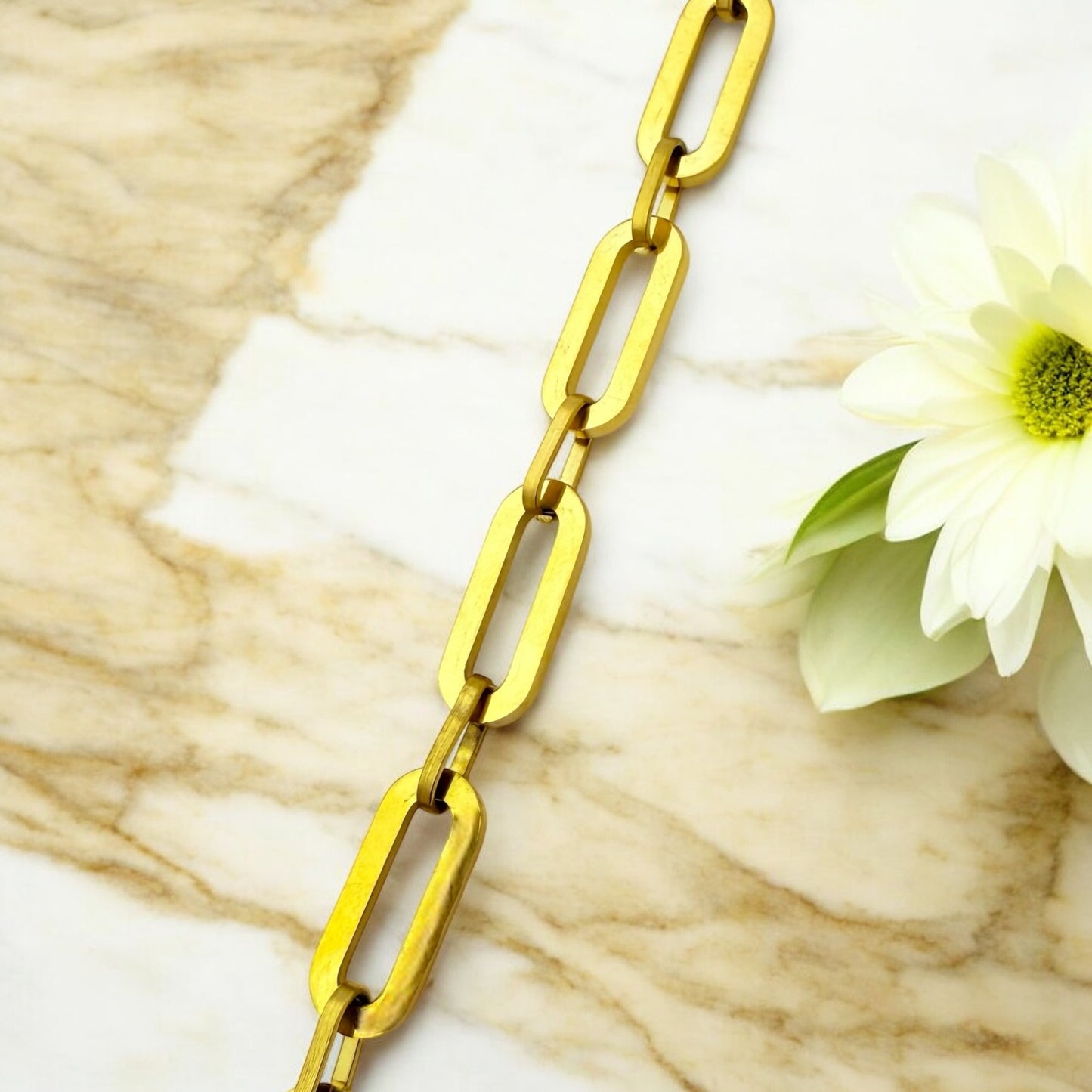 Bracelet Manille ajustable en acier inoxydable doré.