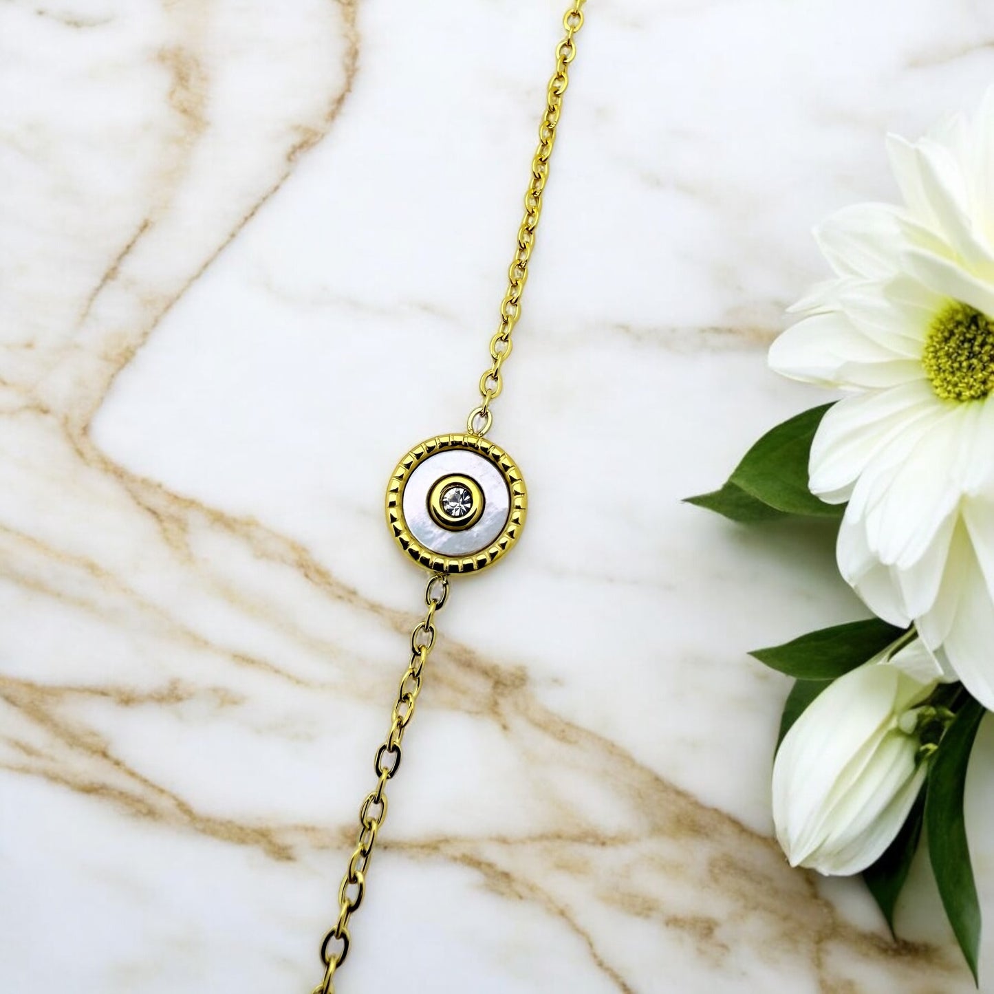 Bracelet Marbella ajustable en acier inoxydable doré.