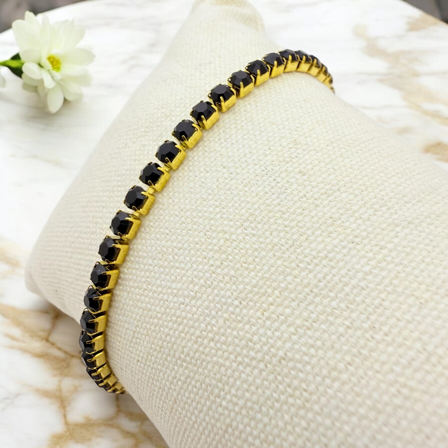 Bracelet Merida ajustable en acier inoxydable doré.